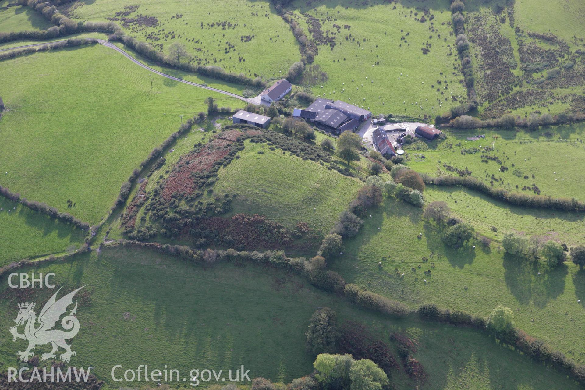 RCAHMW colour oblique photograph of Maes y Castell, defended enclosure or ringwork. Taken by Toby Driver on 04/10/2007.