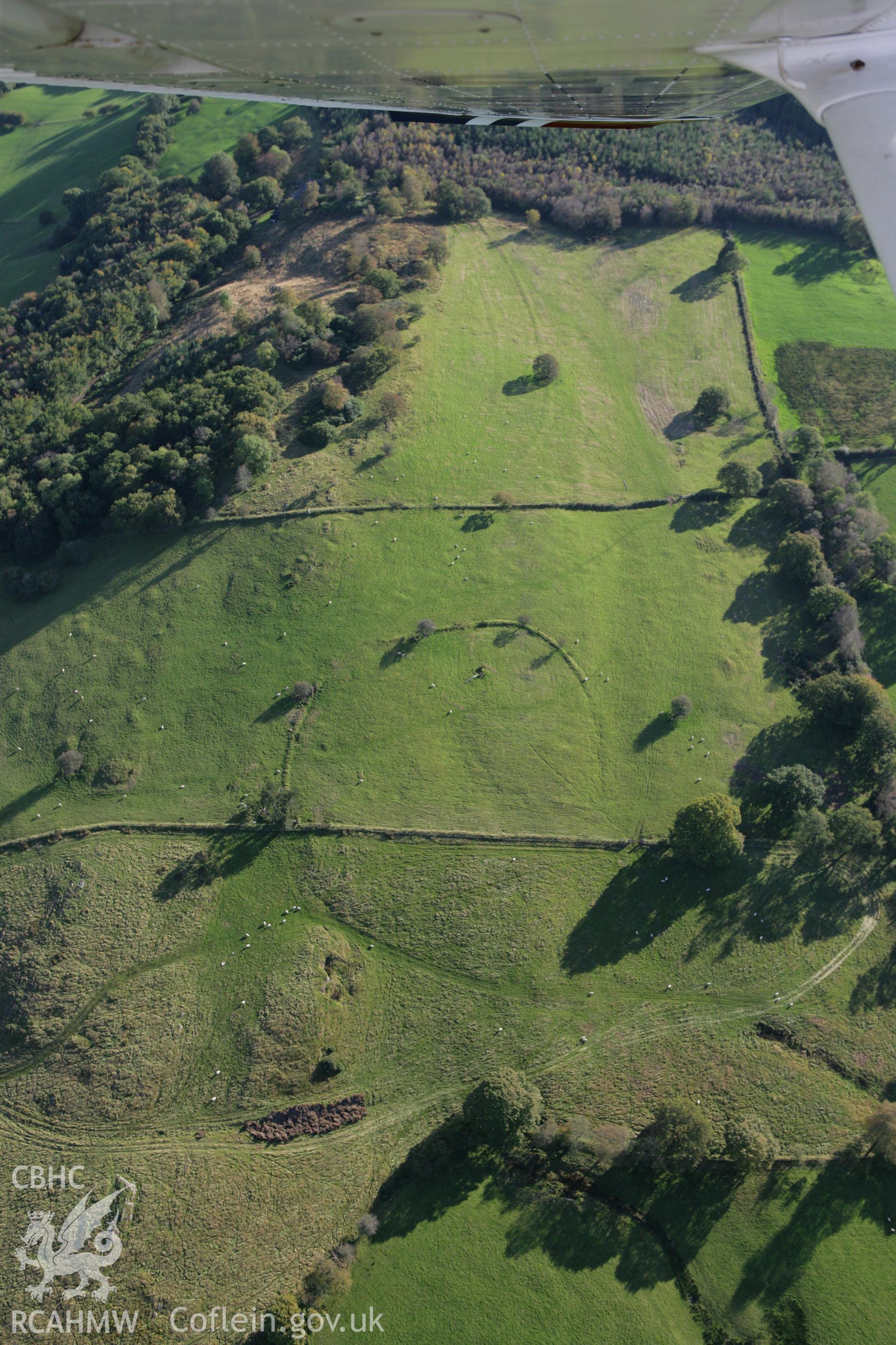 RCAHMW colour oblique photograph of Allt Llwynmeredydd, earthworks of enclosure and avenue. Taken by Toby Driver on 04/10/2007.