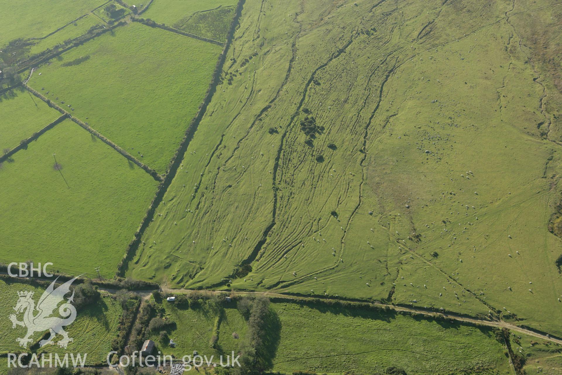 RCAHMW colour oblique photograph of Mountain-bach braided trackways, Foel Drygarn, W of Crymych. Taken by Toby Driver on 23/10/2007.