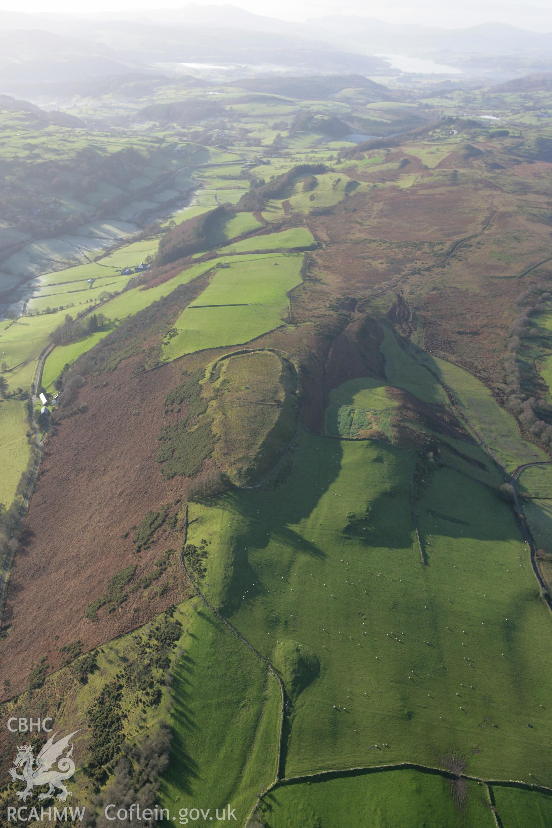 RCAHMW colour oblique photograph of Caer Euni hillfort;Carn Euni camp;Caer Eini;Caer Crwyini. Taken by Toby Driver on 11/12/2007.