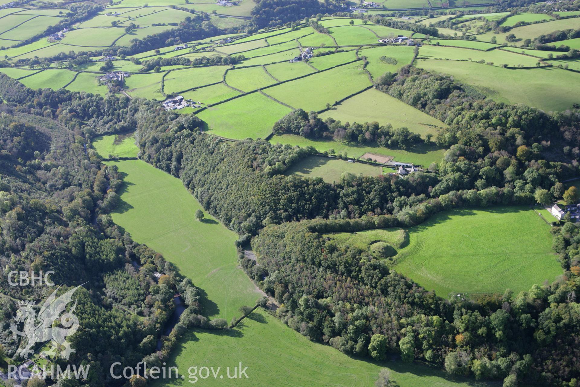 RCAHMW colour oblique photograph of Allt y Ferin motte and bailey. Taken by Toby Driver on 04/10/2007.