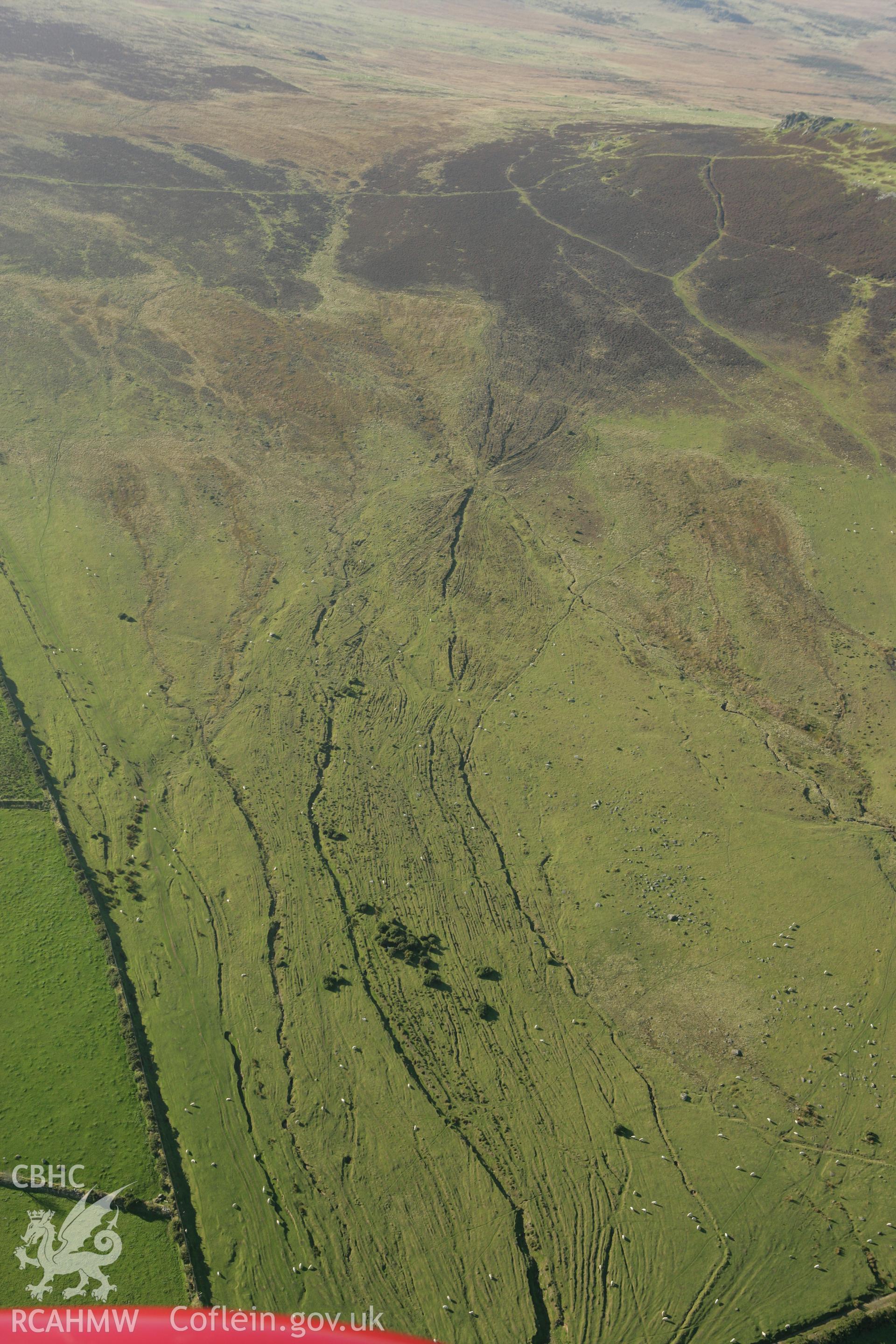 RCAHMW colour oblique photograph of Mountain-bach braided trackways, Foel Drygarn, W of Crymych. Taken by Toby Driver on 23/10/2007.