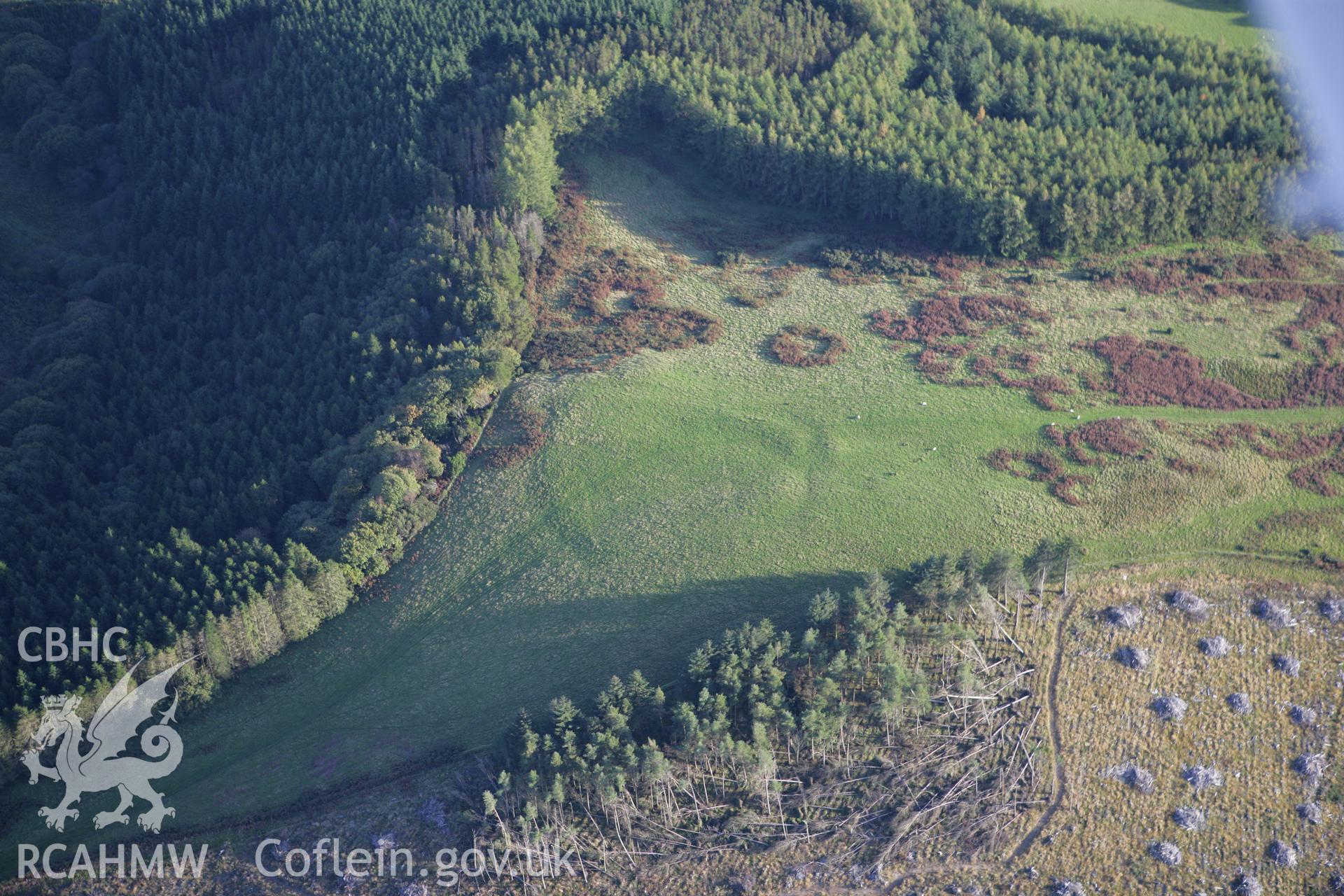 RCAHMW colour oblique photograph of Allt Aber Mangoed hillfort, general view from east. Taken by Toby Driver on 04/10/2007.