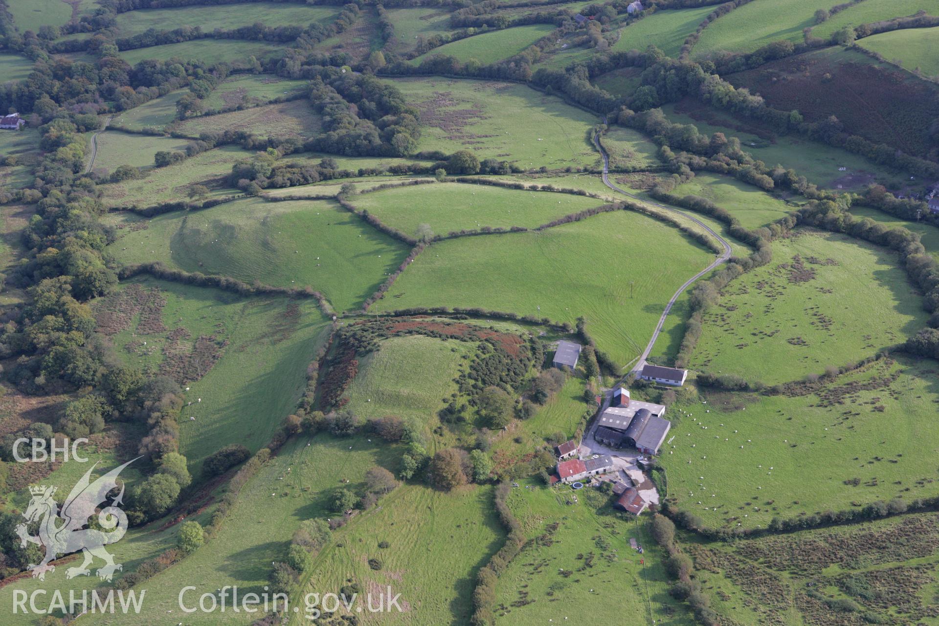 RCAHMW colour oblique photograph of Maes y Castell, defended enclosure or ringwork. Taken by Toby Driver on 04/10/2007.