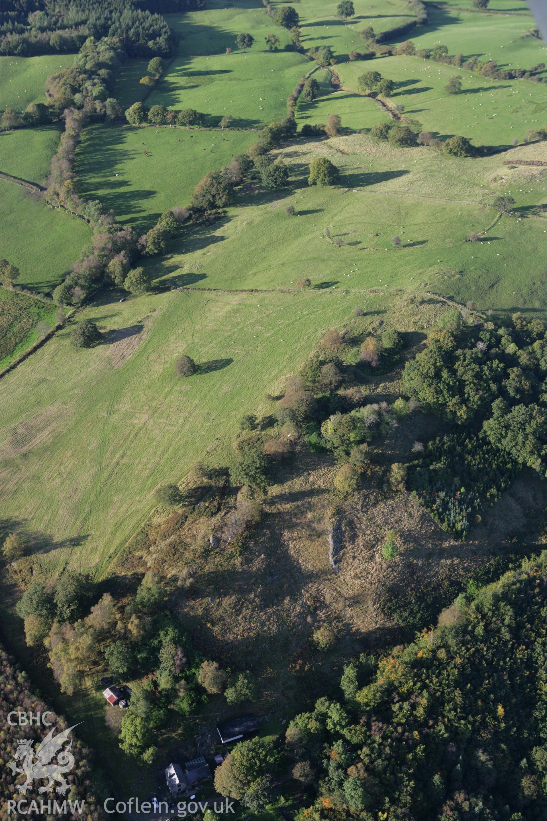 RCAHMW colour oblique photograph of Allt Llwynmeredydd, earthworks of enclosure and avenue. Taken by Toby Driver on 04/10/2007.