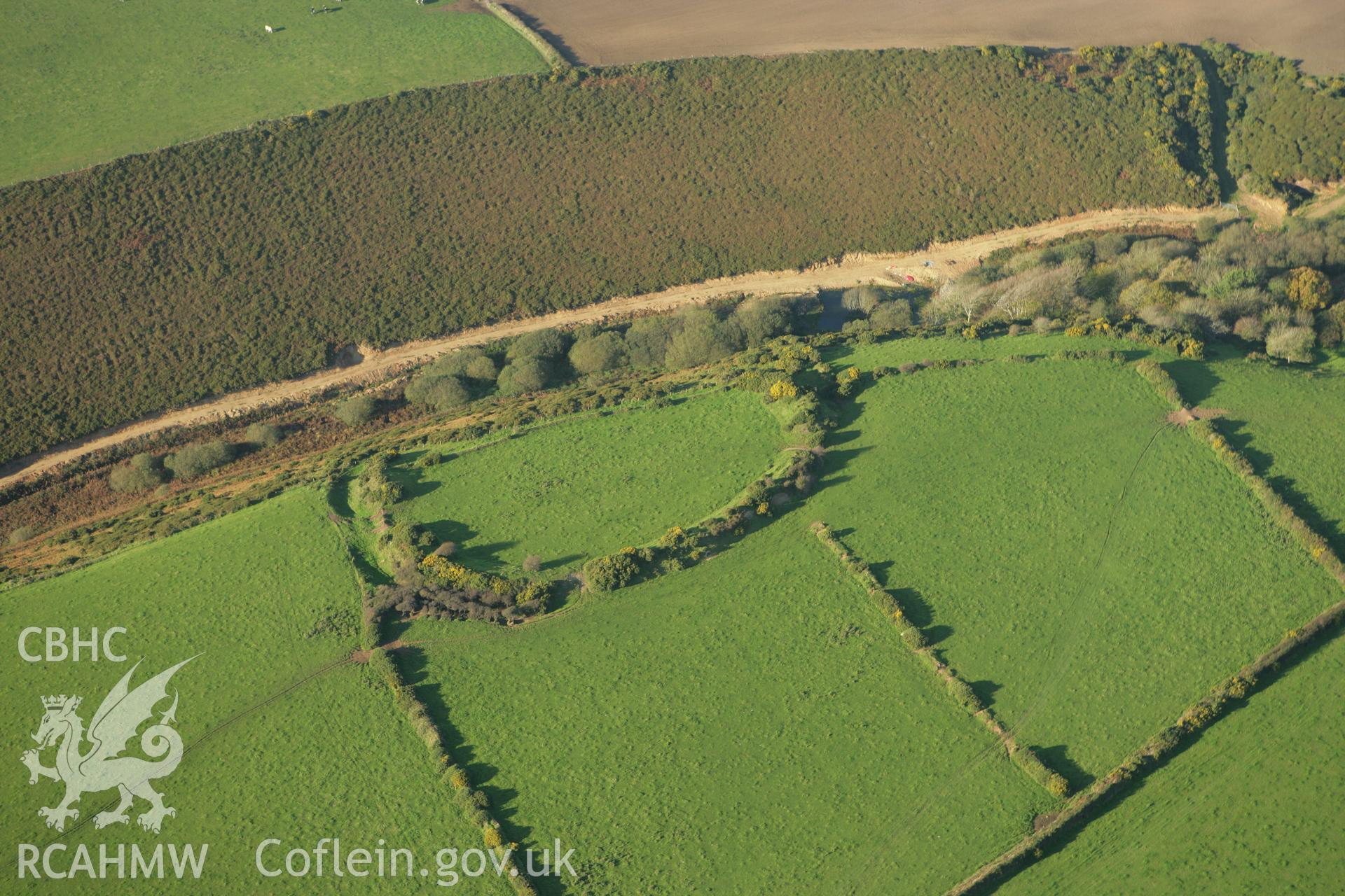RCAHMW colour oblique photograph of Cuffern Mountain enclosure;Slade camp. Taken by Toby Driver on 23/10/2007.