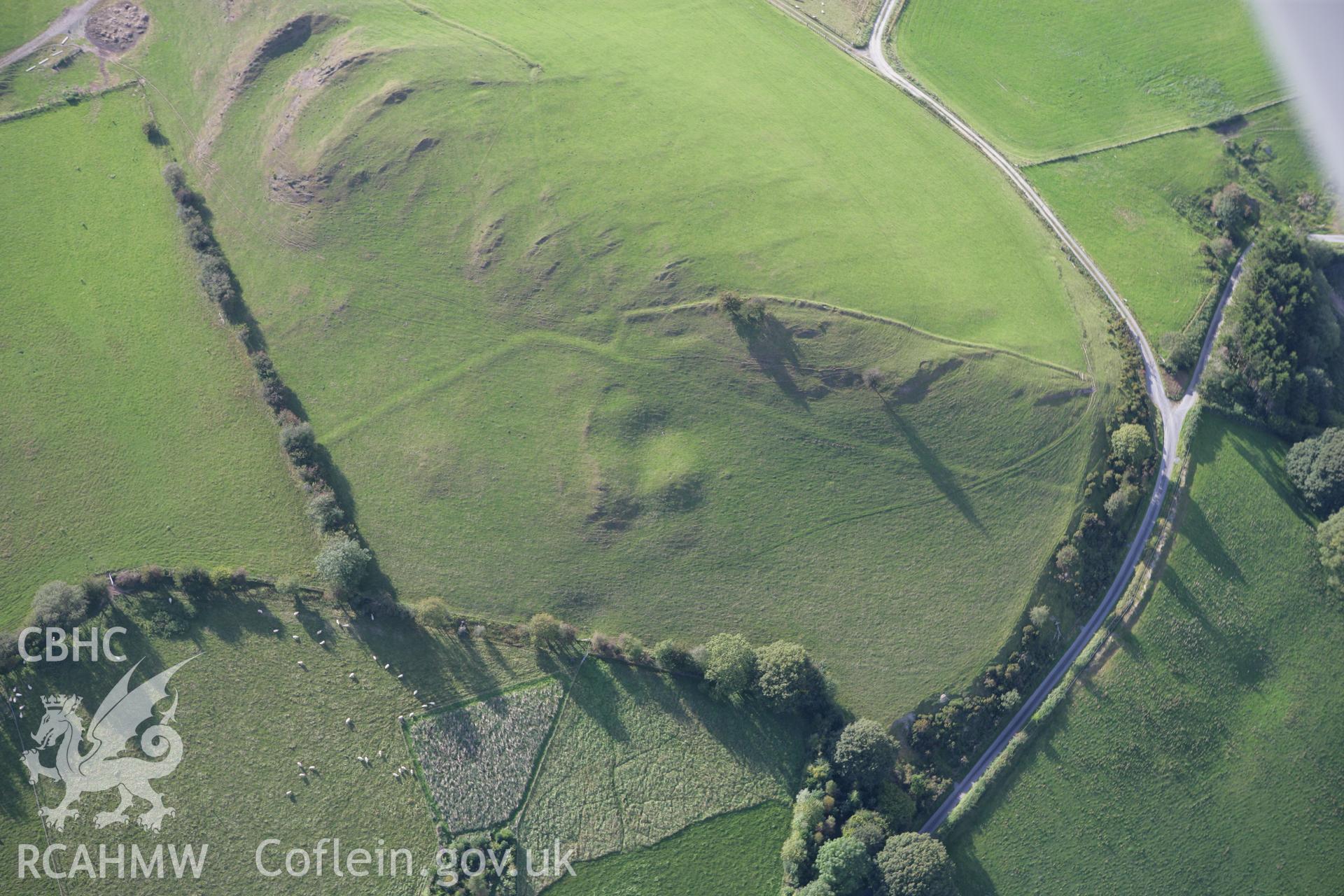 RCAHMW colour oblique aerial photograph of Y Gribyn House Platform. Taken on 06 September 2007 by Toby Driver