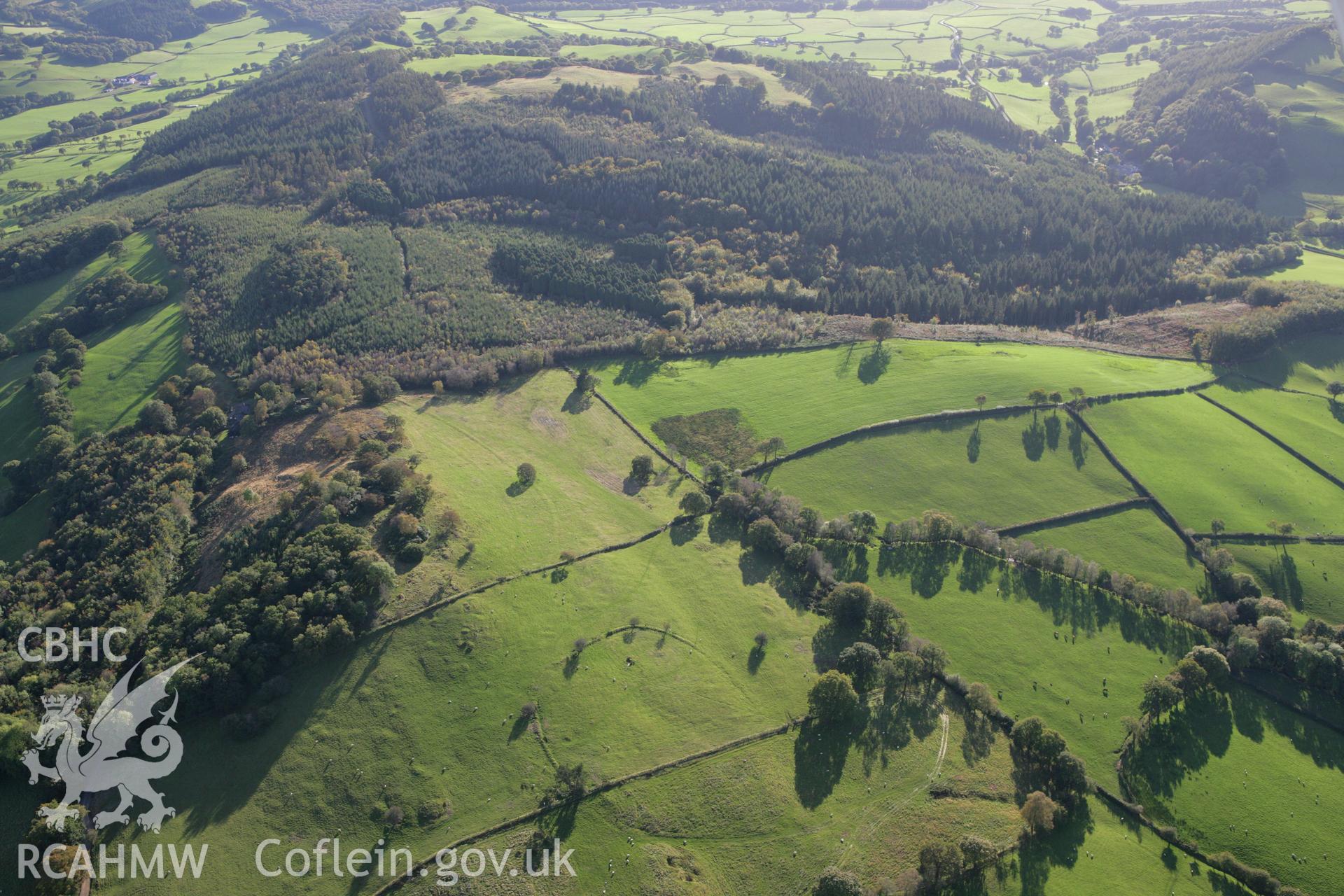 RCAHMW colour oblique photograph of Allt Llwynmeredydd, earthworks of enclosure and avenue. Taken by Toby Driver on 04/10/2007.