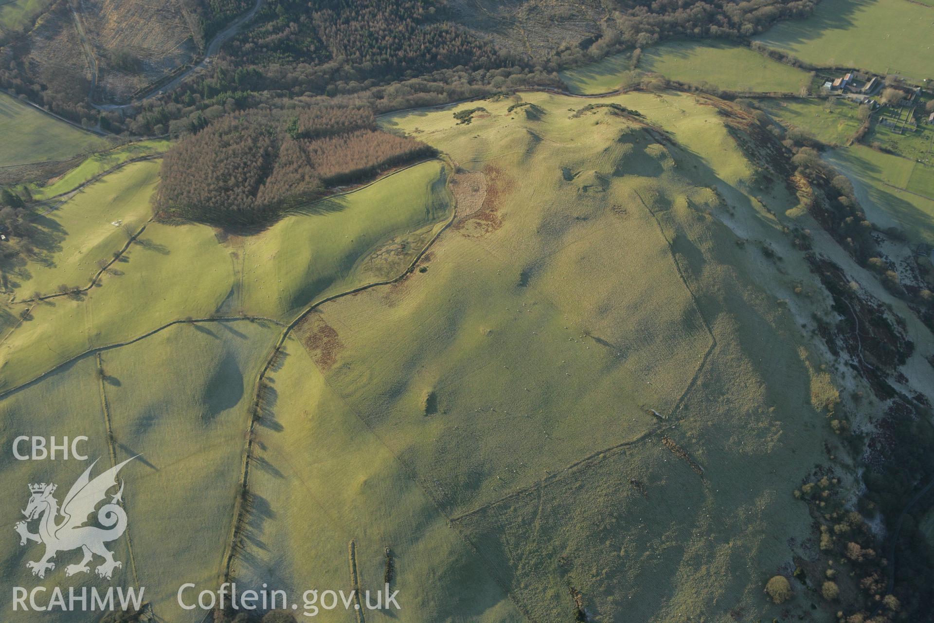 RCAHMW colour oblique photograph of a wide view of Penlan enclosure. Taken by Toby Driver on 20/12/2007.