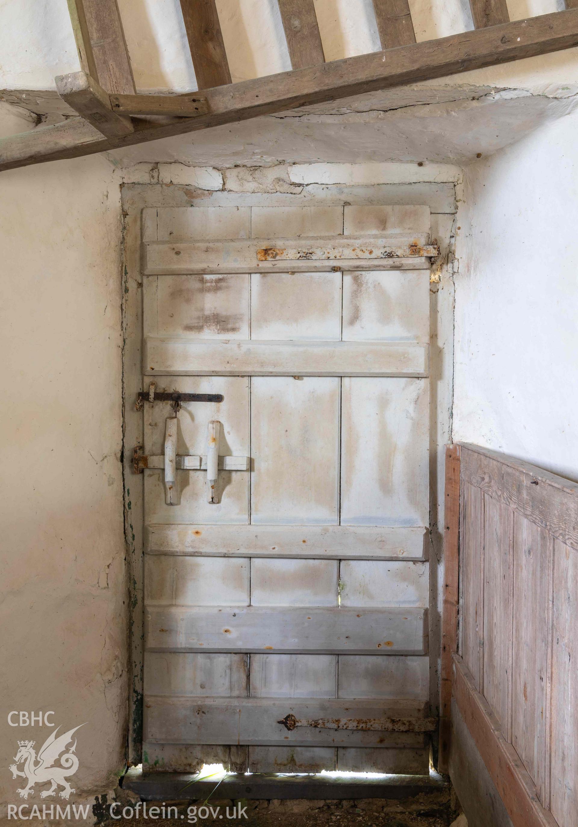 Capel Newydd - Detailed interior view of the East entrance, taken from South