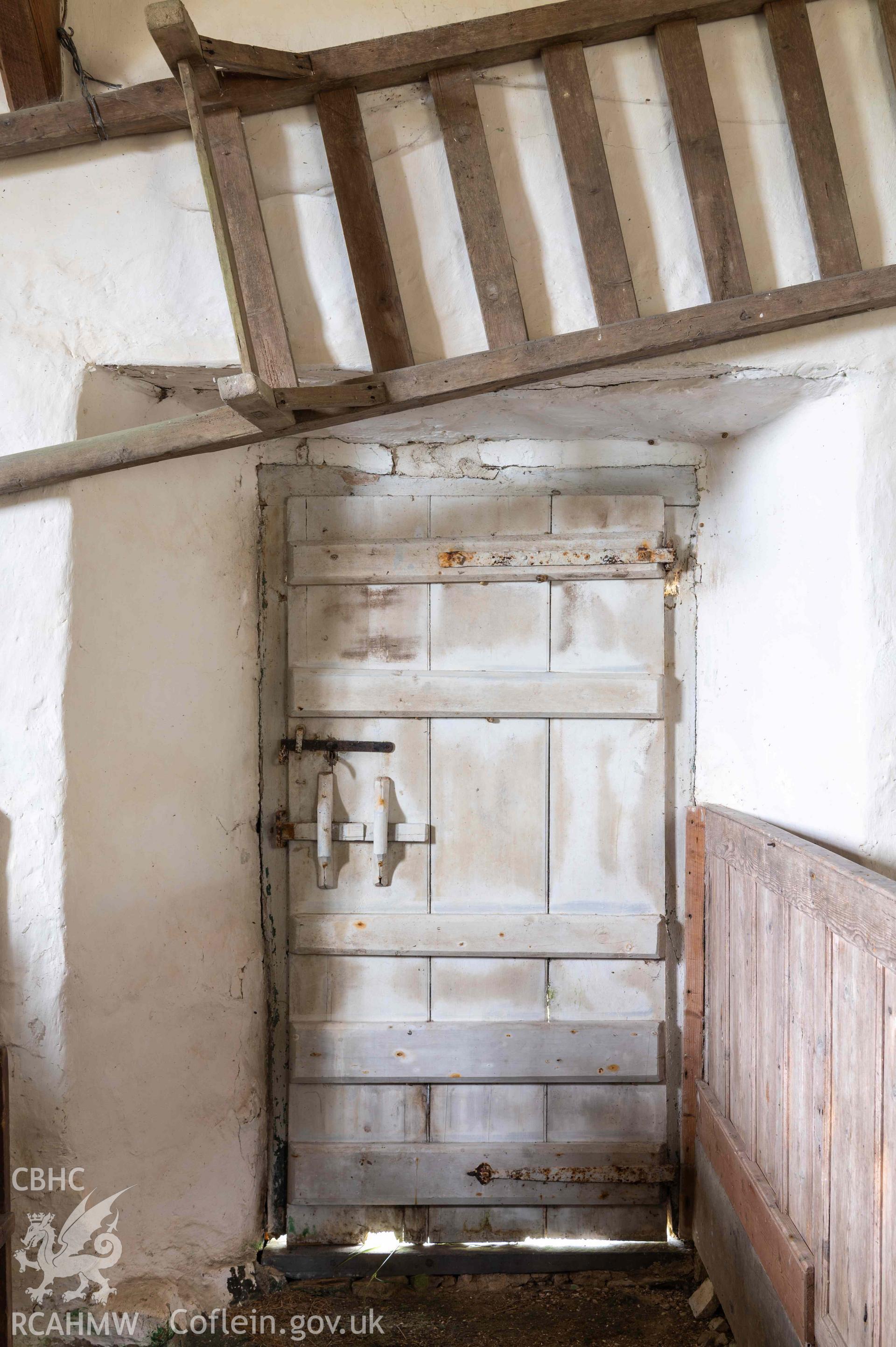 Capel Newydd - Detailed interior view of the East entrance, taken from South