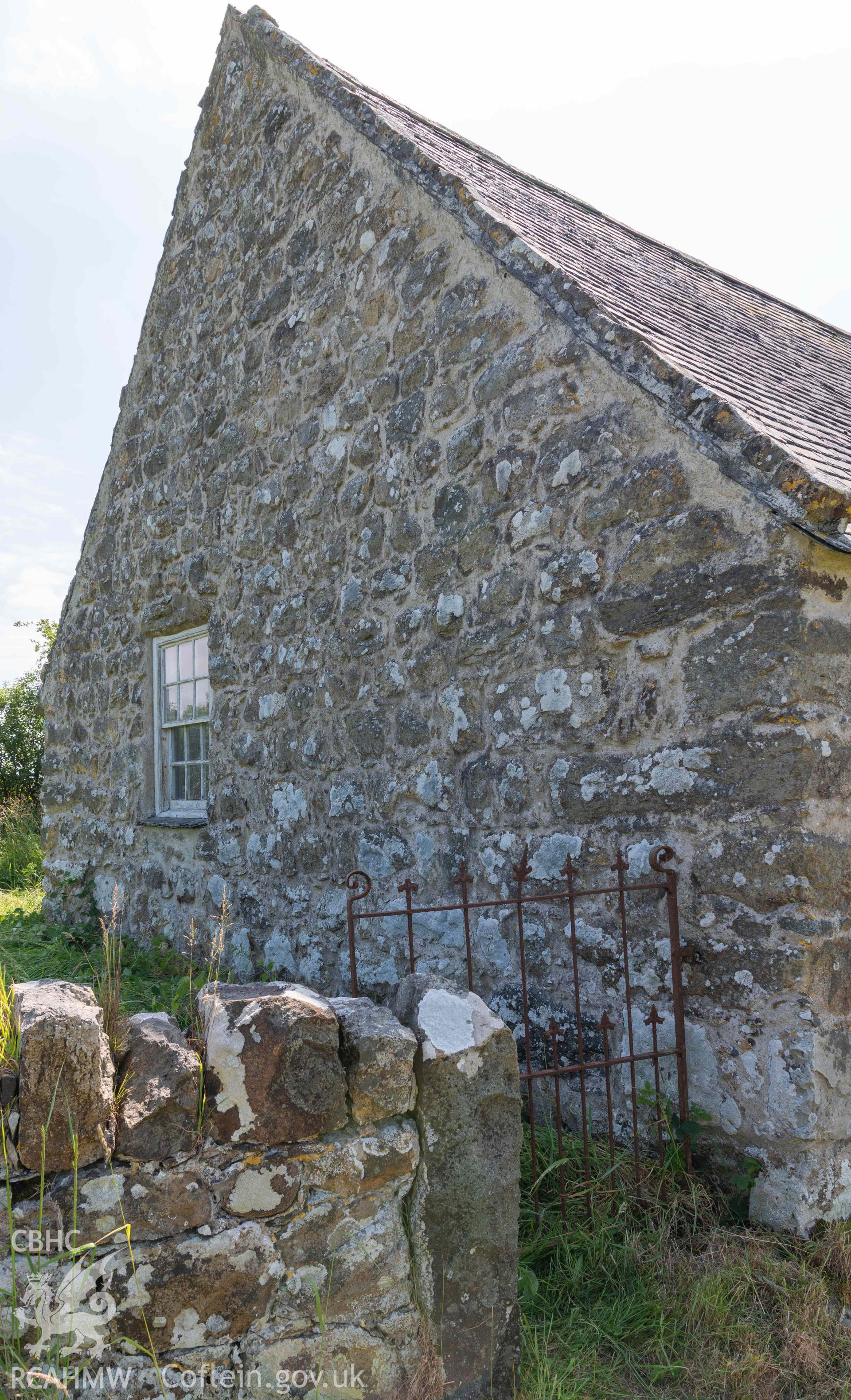 Capel Newydd - View of the side of the chapel, taken from North