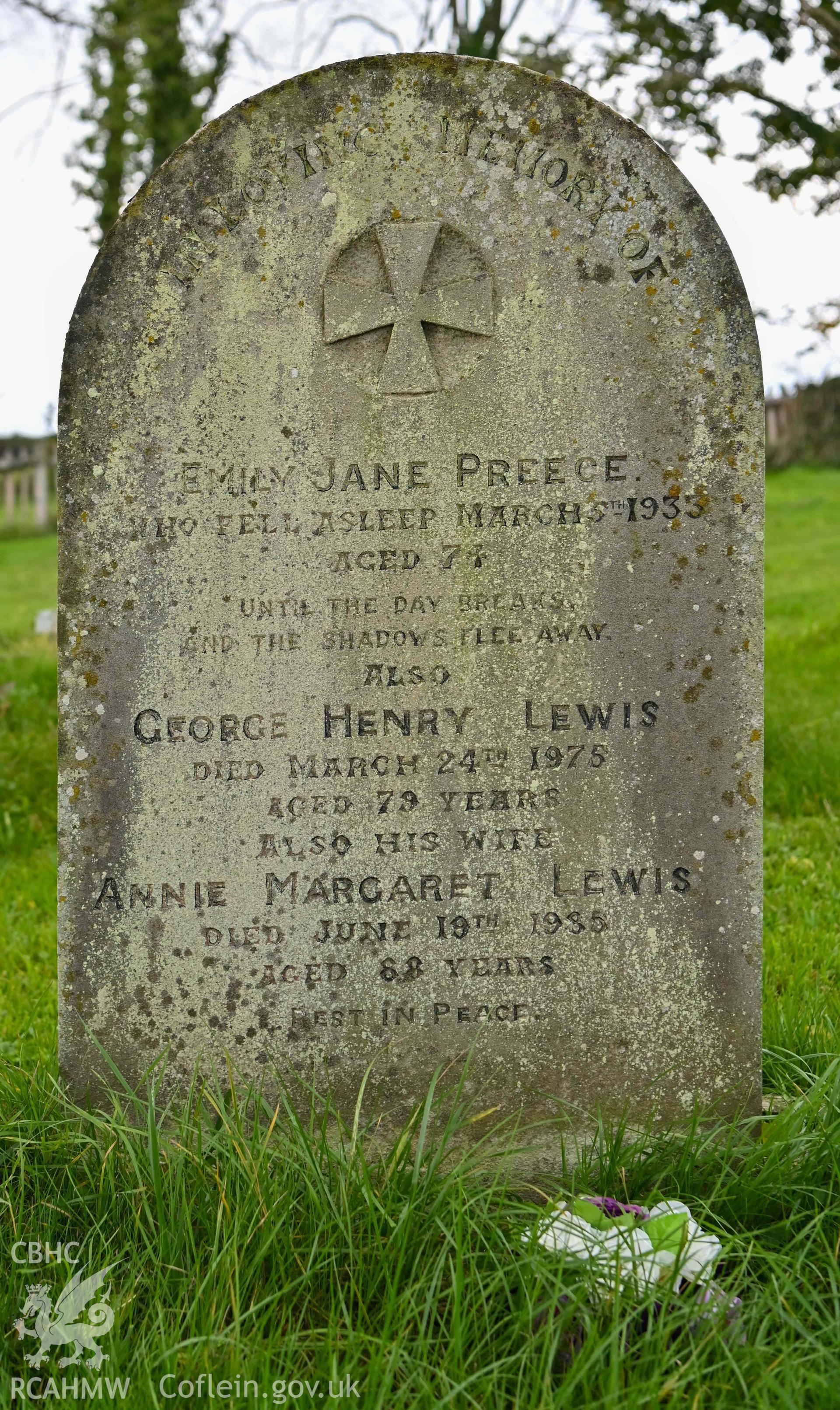 Maesyronen Chapel - Detailed view of a gravestone