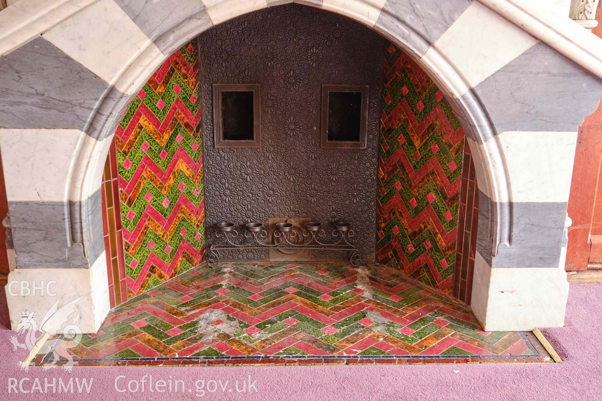 dining room (G3) detail of decorative tiles