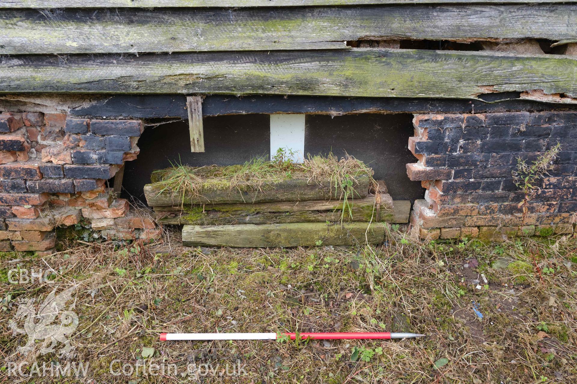 break in sill in n (rear) wall