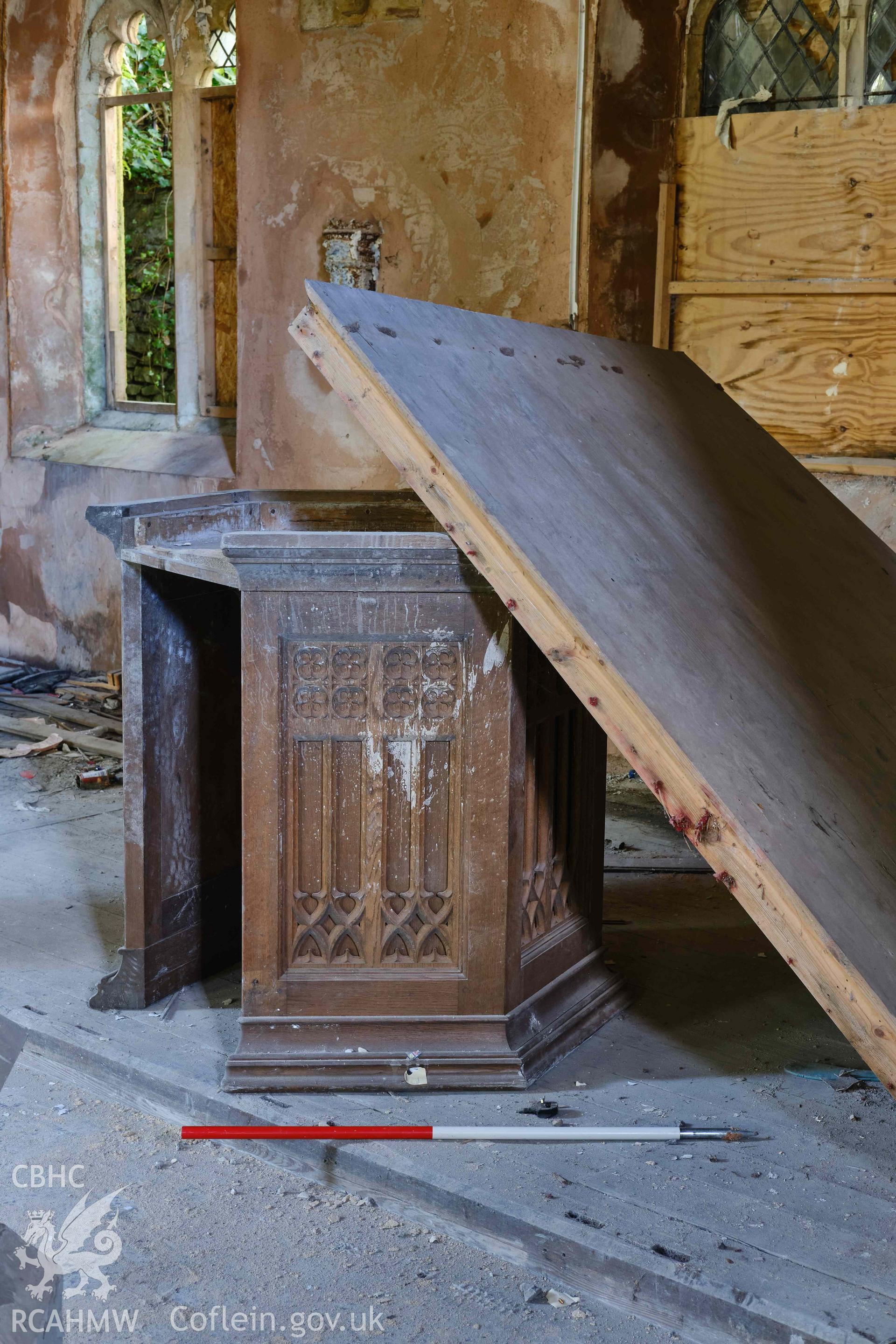 upturned pulpit in N aisle