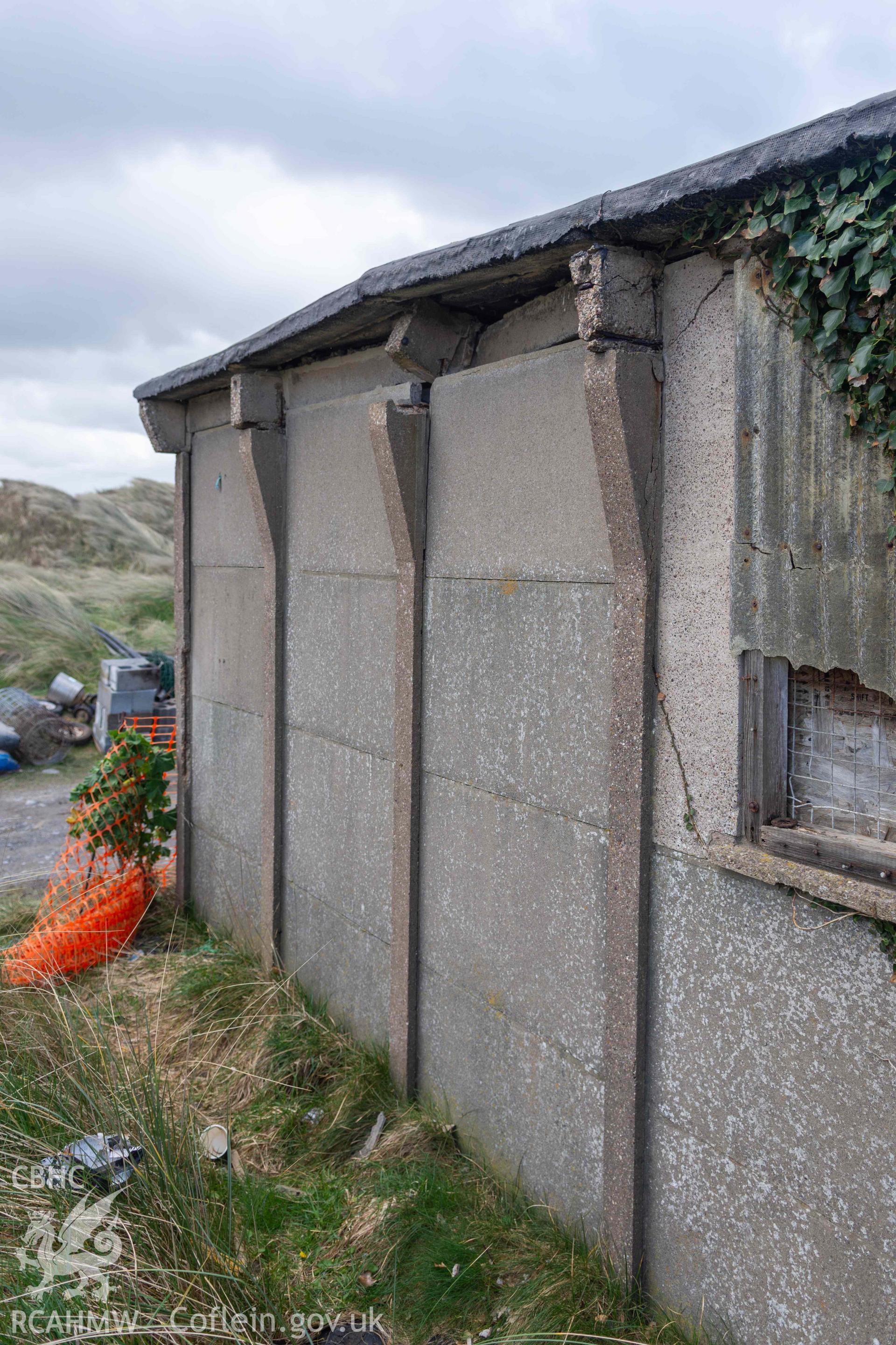 Ynyslas BCF Hut - View of the side of the hut, taken from North-East