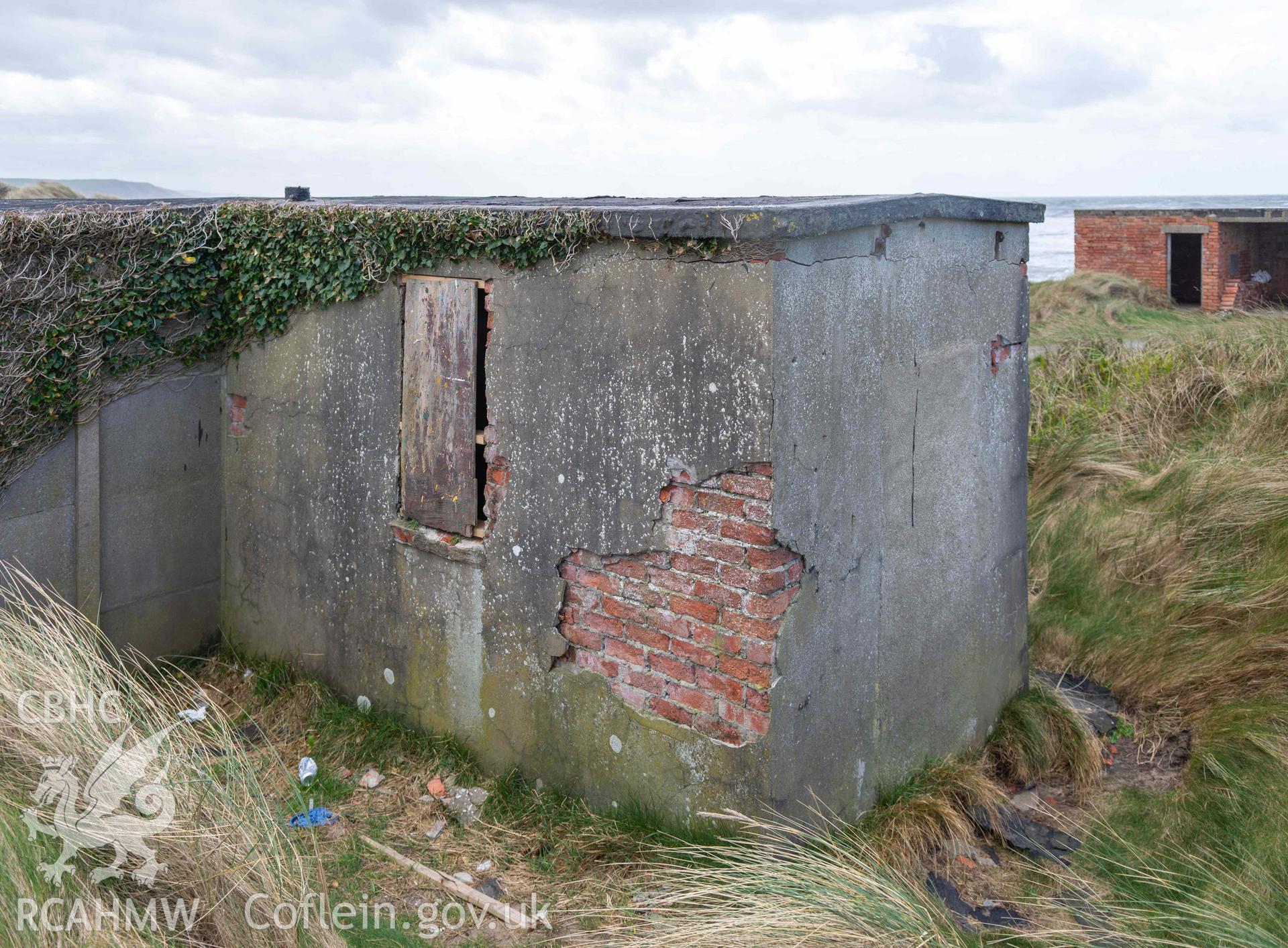 Ynyslas BCF Hut - View of the side and back of the hut, taken from North-East