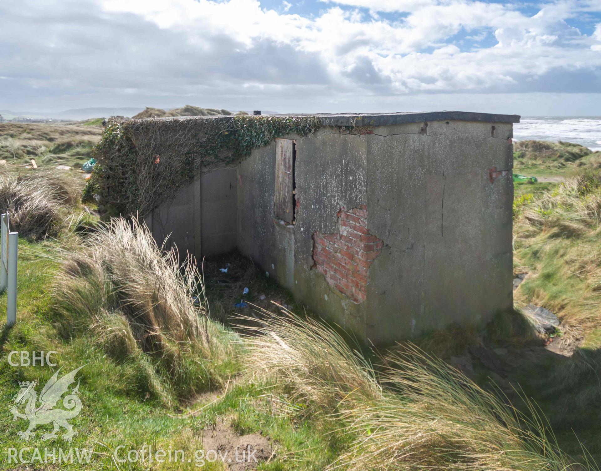 Ynyslas BCF Hut - View of the side and back of the hut, taken from North
