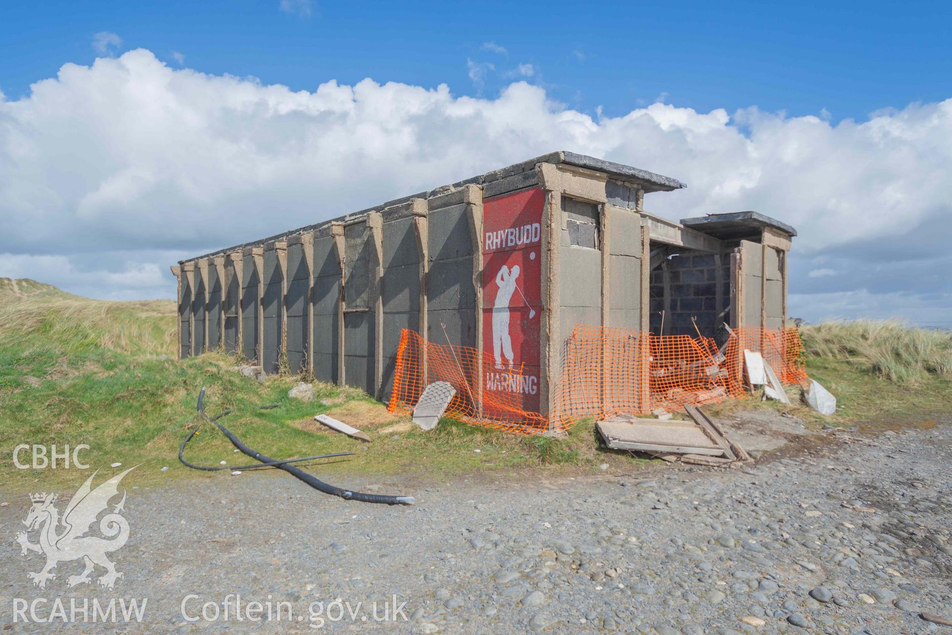 Ynyslas BCF Hut - View of the side and front of the hut, taken from South