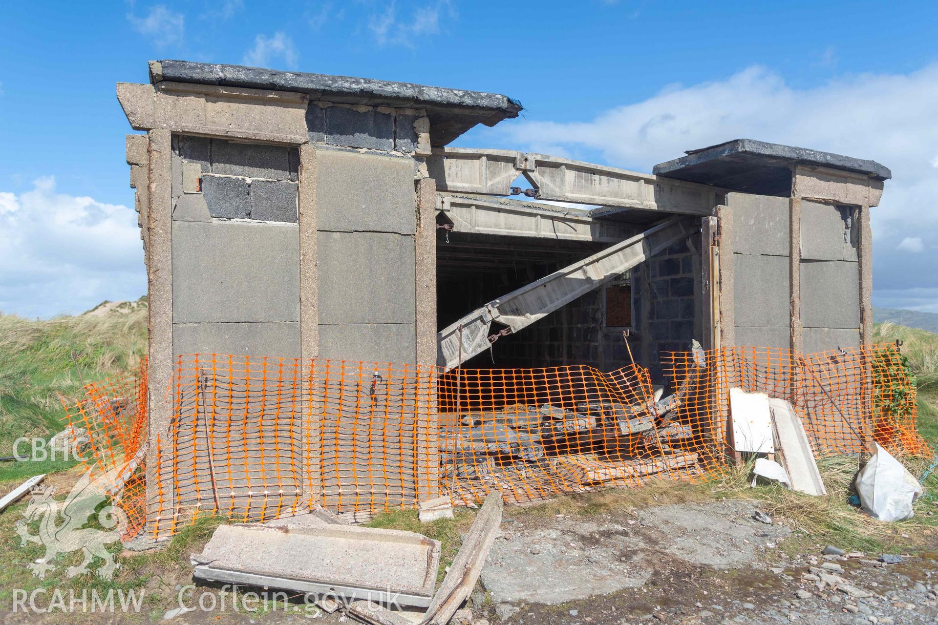 Ynyslas BCF Hut - View of the front of the hut, taken from South