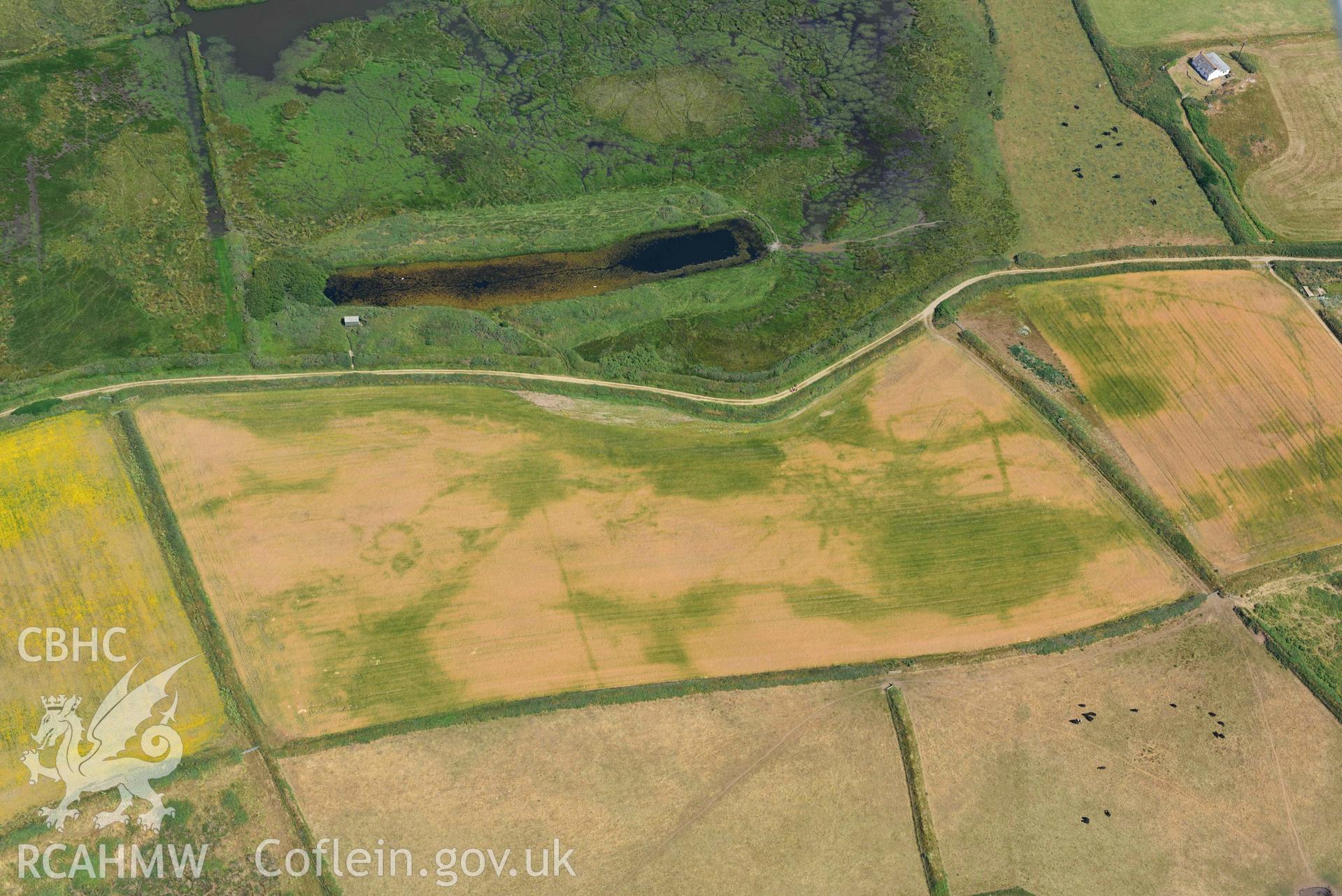 Aerial photography of Runwayskiln Prehistoric Settlement Cropmarks Aerial reconnaissance survey for the CHERISH Project. Crown Copyright: CHERISH PROJECT 2018. Produced with EU funds through the Ireland Wales Co-operation Programme 2014-2020. All material made freely available through the Open Government Licence.