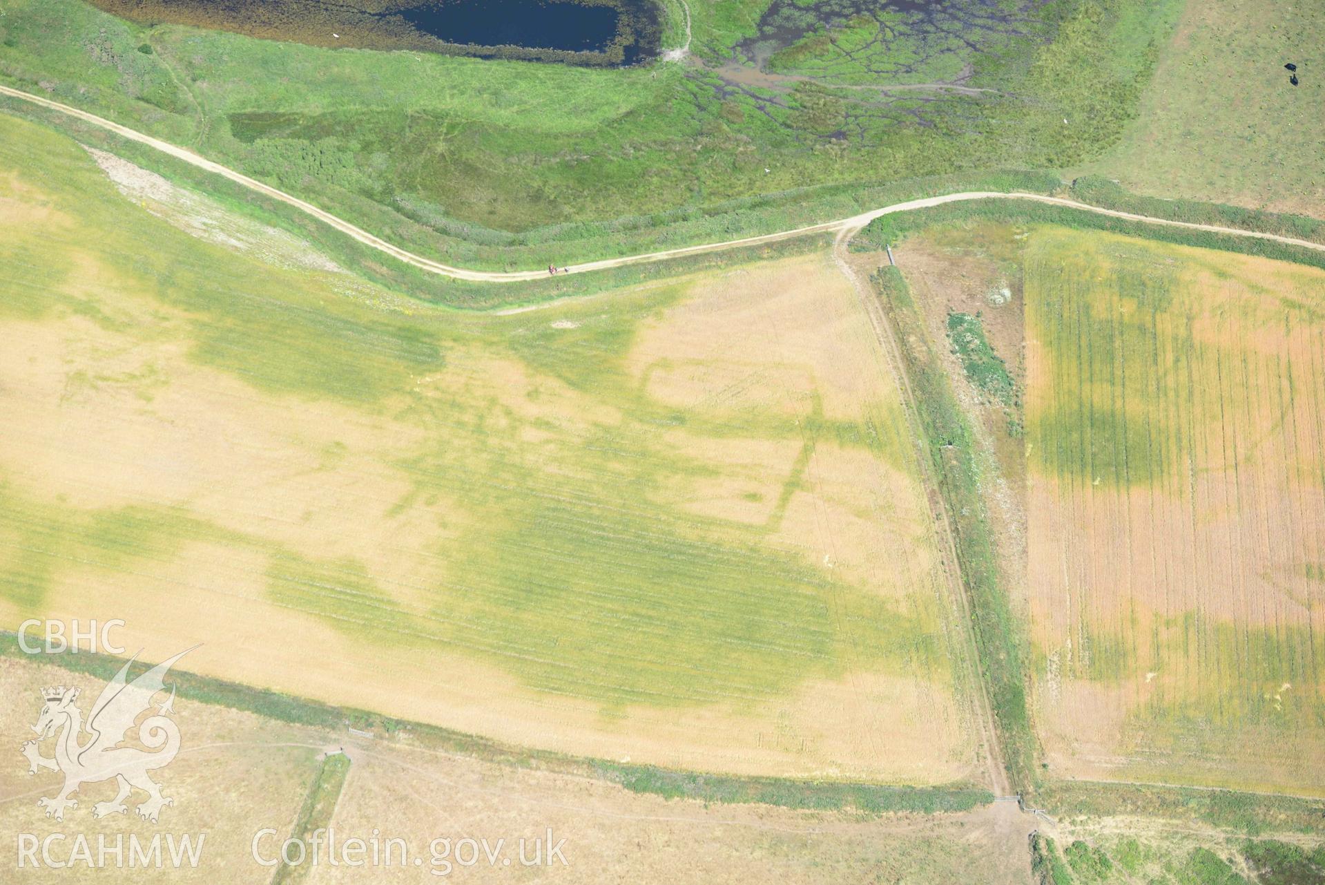 Aerial photography of Runwayskiln Prehistoric Settlement Cropmarks Aerial reconnaissance survey for the CHERISH Project. Crown Copyright: CHERISH PROJECT 2018. Produced with EU funds through the Ireland Wales Co-operation Programme 2014-2020. All material made freely available through the Open Government Licence.