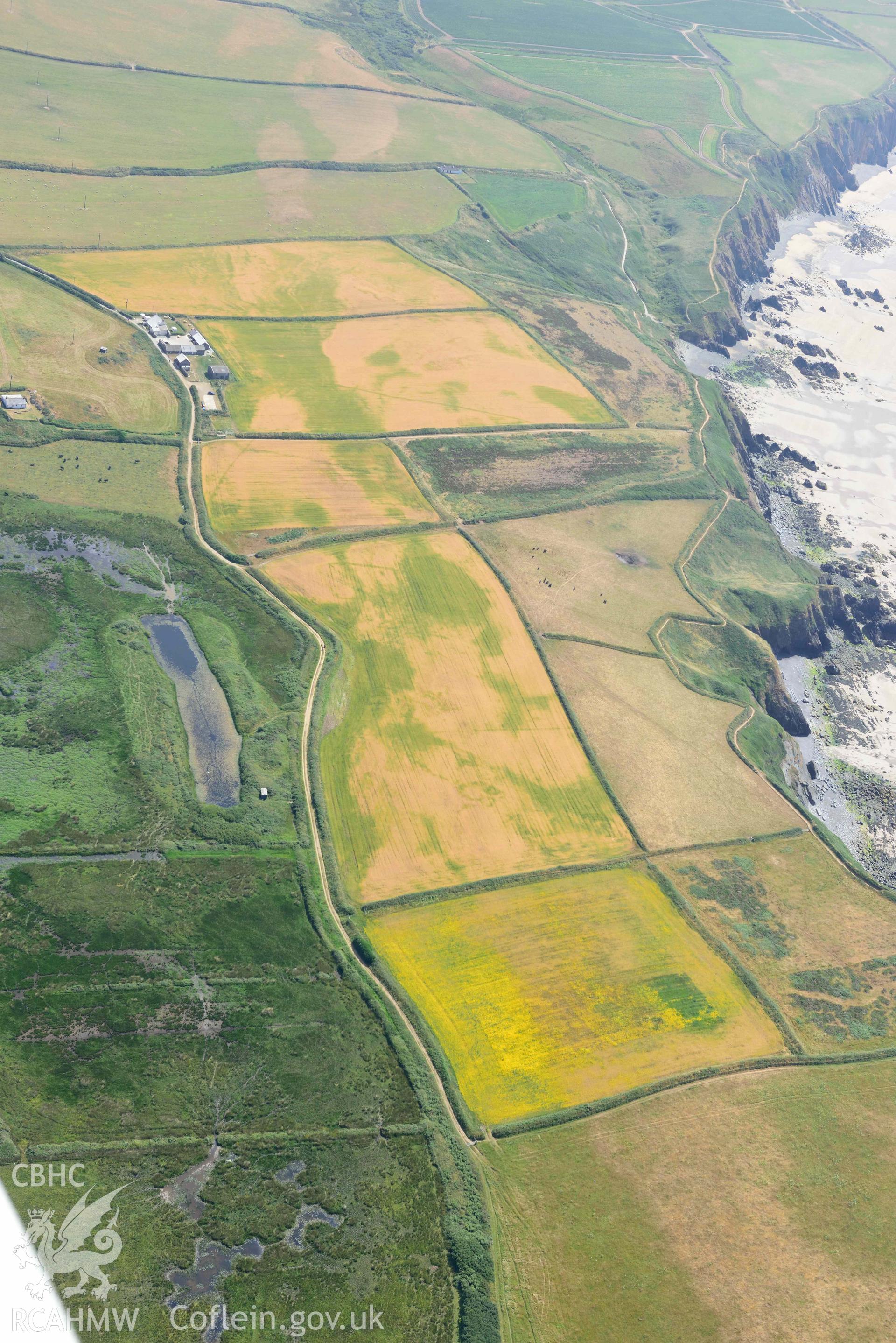 Aerial photography of Runwayskiln Prehistoric Settlement Cropmarks Aerial reconnaissance survey for the CHERISH Project. Crown Copyright: CHERISH PROJECT 2018. Produced with EU funds through the Ireland Wales Co-operation Programme 2014-2020. All material made freely available through the Open Government Licence.