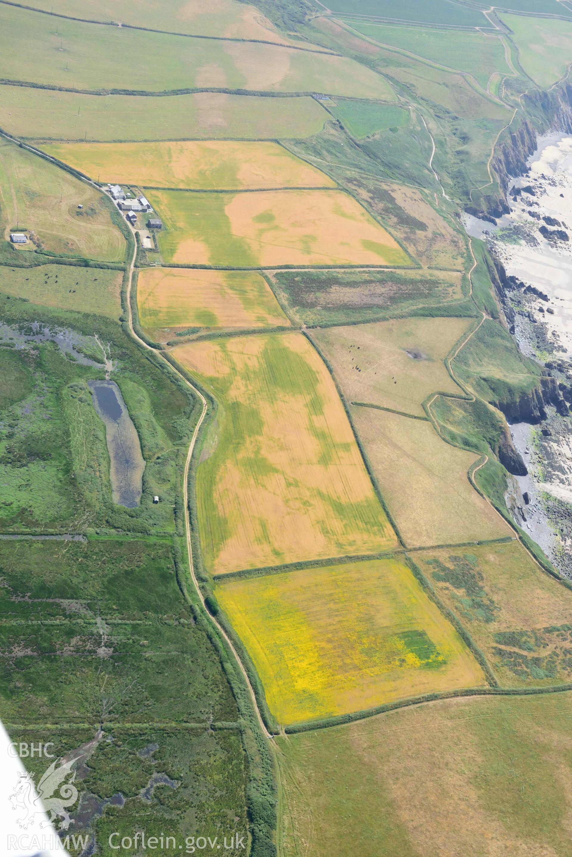 Aerial photography of Runwayskiln Prehistoric Settlement Cropmarks Aerial reconnaissance survey for the CHERISH Project. Crown Copyright: CHERISH PROJECT 2018. Produced with EU funds through the Ireland Wales Co-operation Programme 2014-2020. All material made freely available through the Open Government Licence.