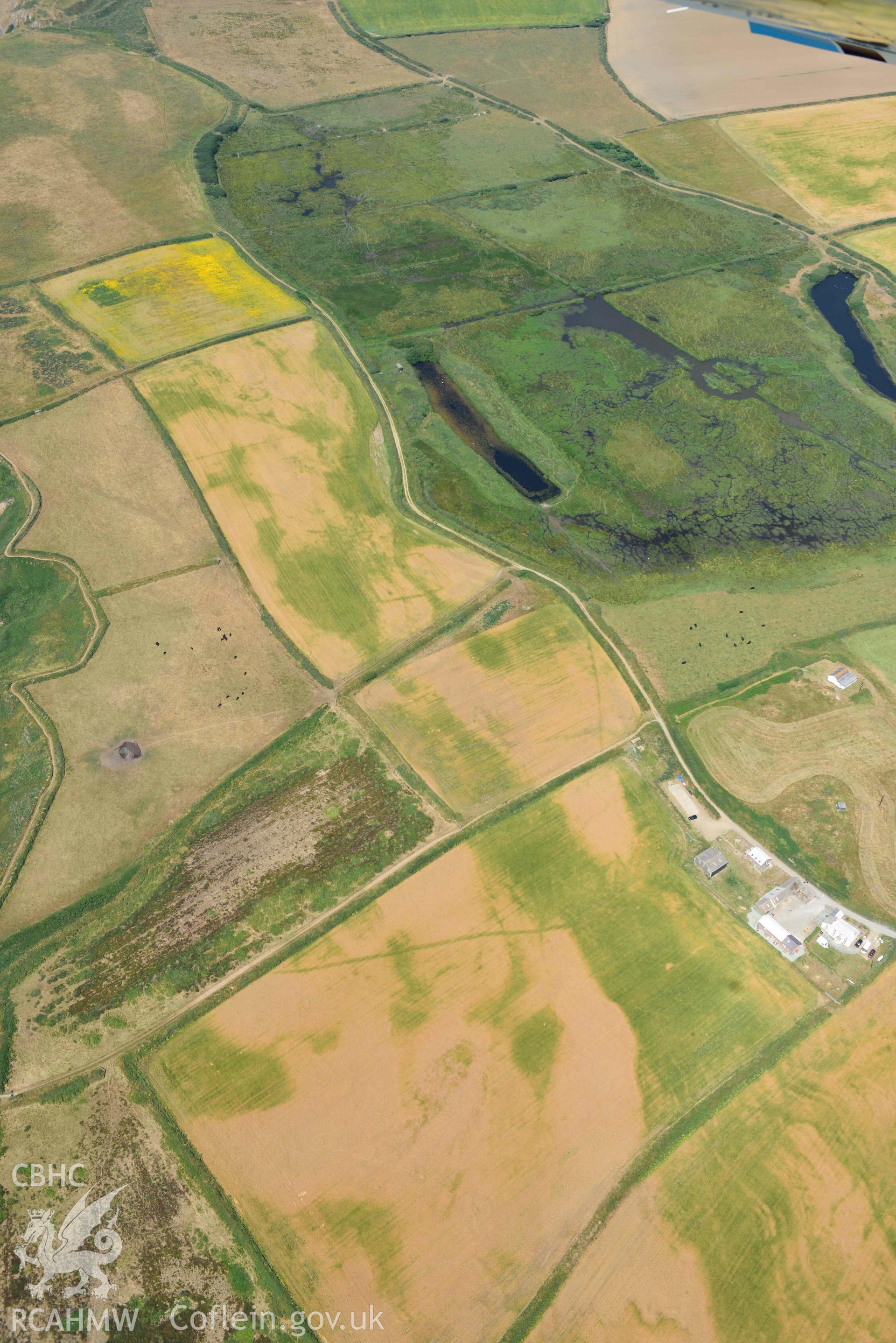 Aerial photography of Runwayskiln Prehistoric Settlement Cropmarks Aerial reconnaissance survey for the CHERISH Project. Crown Copyright: CHERISH PROJECT 2018. Produced with EU funds through the Ireland Wales Co-operation Programme 2014-2020. All material made freely available through the Open Government Licence.