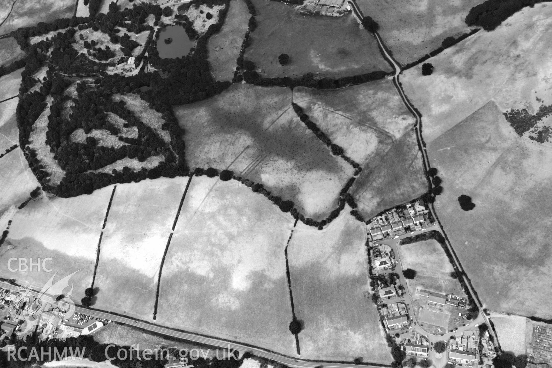 Aerial photograph: Pen-Llwyn Roman fort, with parchmarks. Crown: CHERISH PROJECT 2018. Produced with EU funds through the Ireland Wales Co-operation Programme 2014-2020 (NGR SN650806)