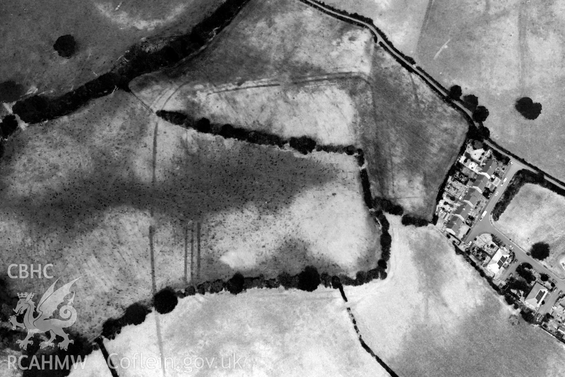 Aerial photograph: Pen-Llwyn Roman fort, with parchmarks. Crown: CHERISH PROJECT 2018. Produced with EU funds through the Ireland Wales Co-operation Programme 2014-2020 (NGR SN650806)