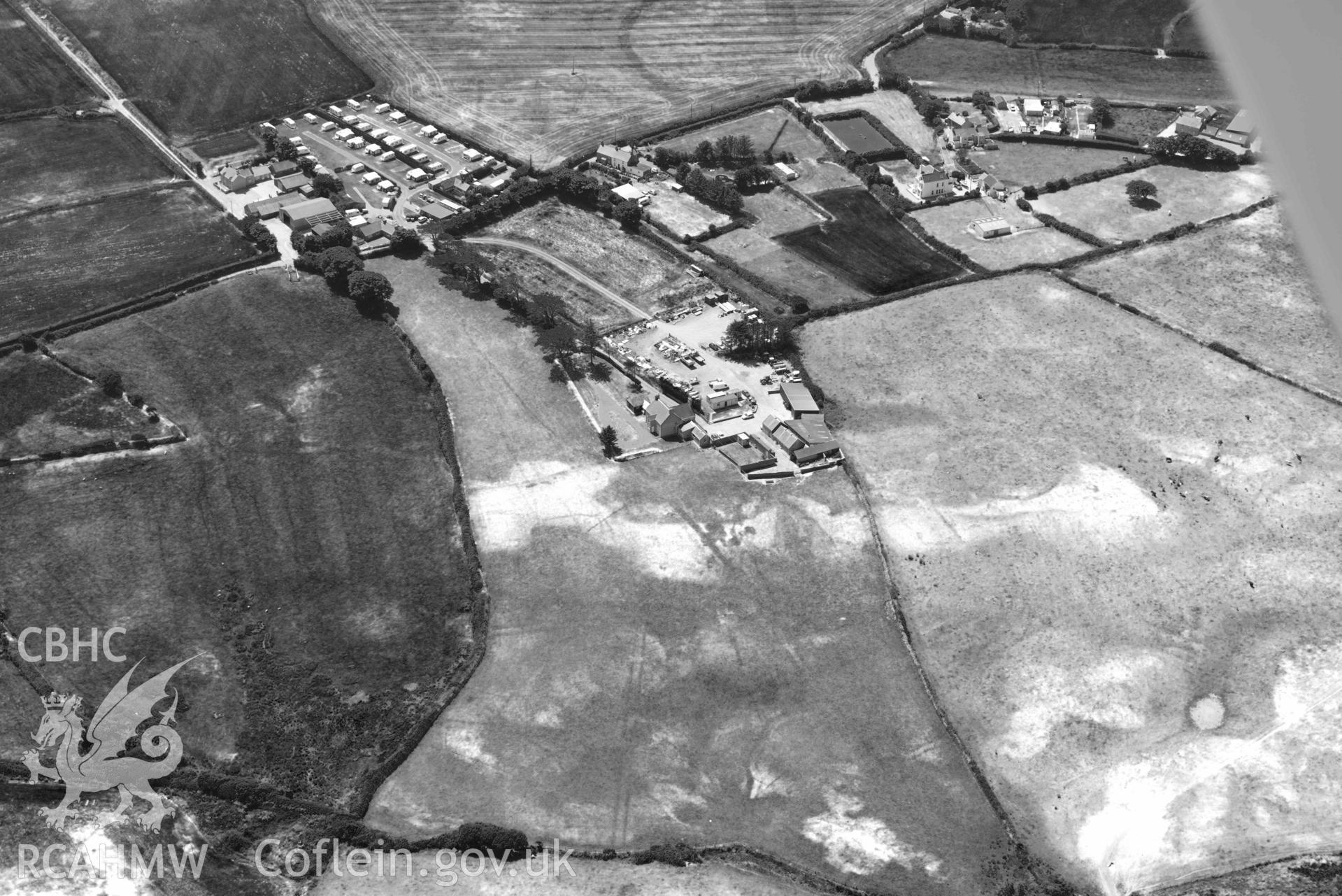 Aerial photograph: Pwll Parc cropmark enclosure, view from east. Crown: CHERISH PROJECT 2018. Produced with EU funds through the Ireland Wales Co-operation Programme 2014-2020 (NGR SH269400)