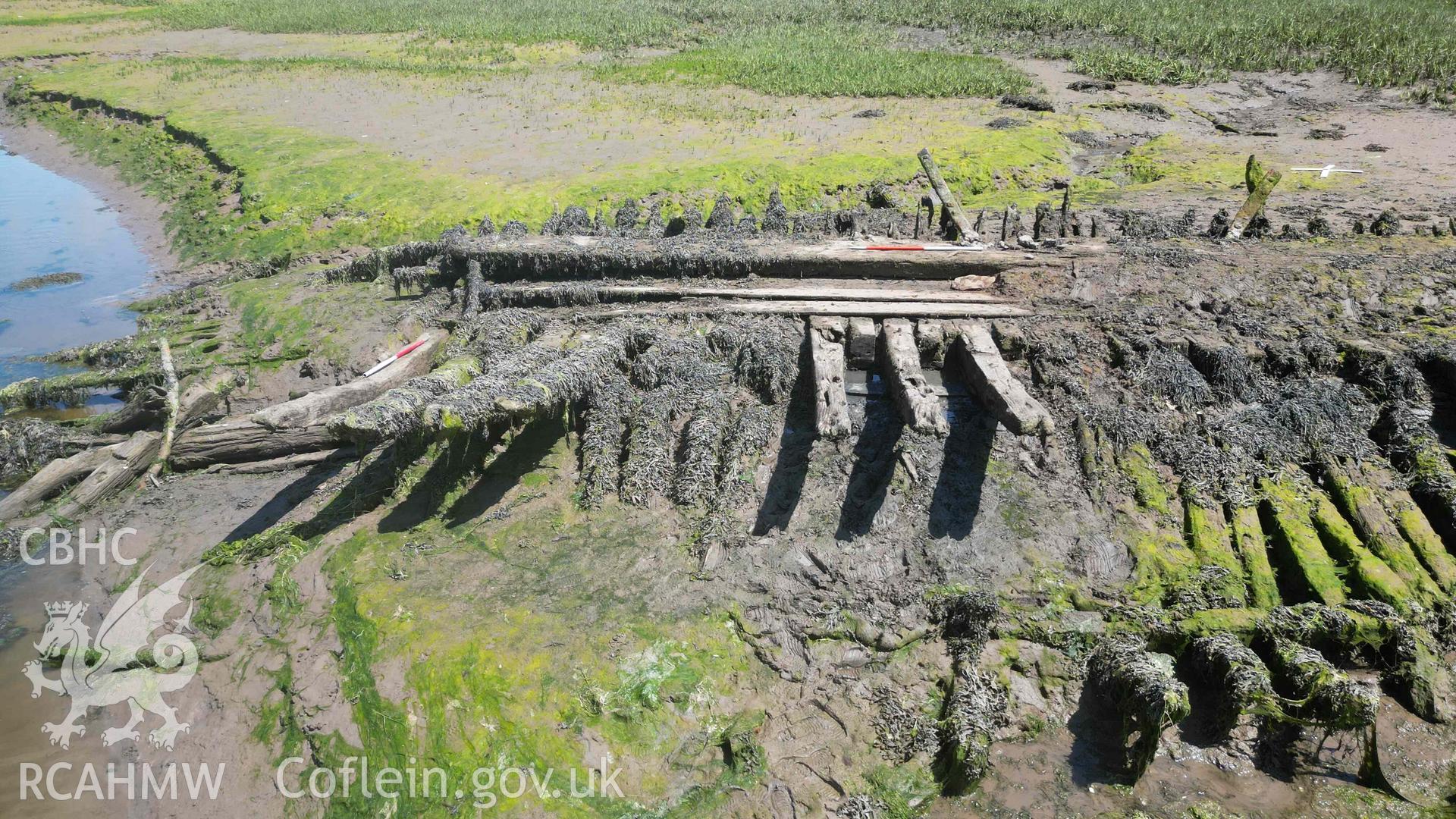 Oblique view of the forward half of the Sandy Haven Pill wreck, seen from the port side, on 20/06/2023, scales are 1m.