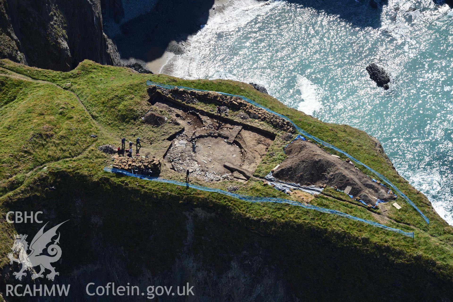 Porth y Rhaw coastal promontory fort. Excavations in progress by the Dyfed Archaeological Trust. Detail of circular temple structure. © Crown: CHERISH PROJECT 2017. Produced with EU funds through the Ireland Wales Co-operation Programme 2014-2023.