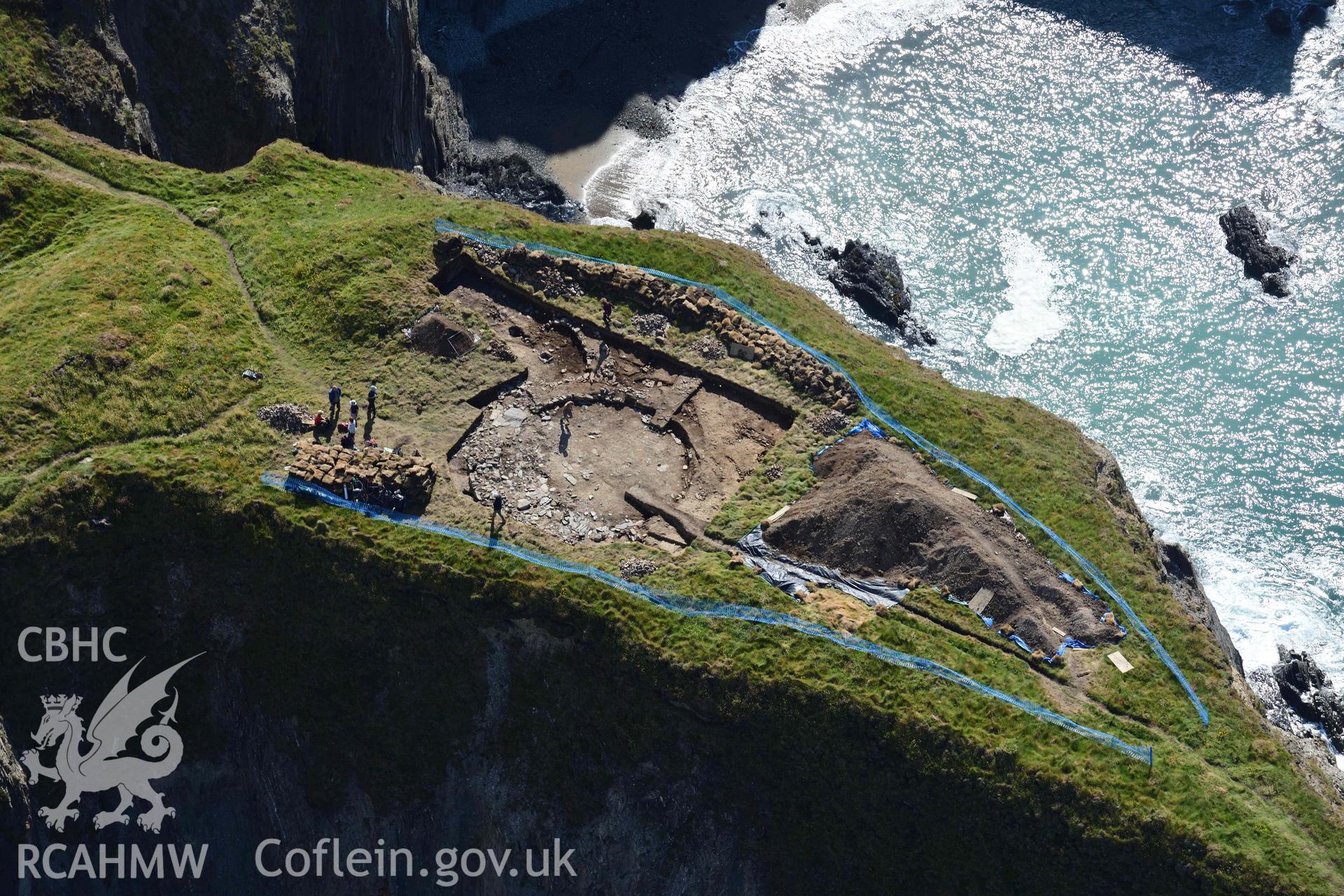 Porth y Rhaw coastal promontory fort. Excavations in progress by the Dyfed Archaeological Trust. Detail of circular temple structure. © Crown: CHERISH PROJECT 2017. Produced with EU funds through the Ireland Wales Co-operation Programme 2014-2023.