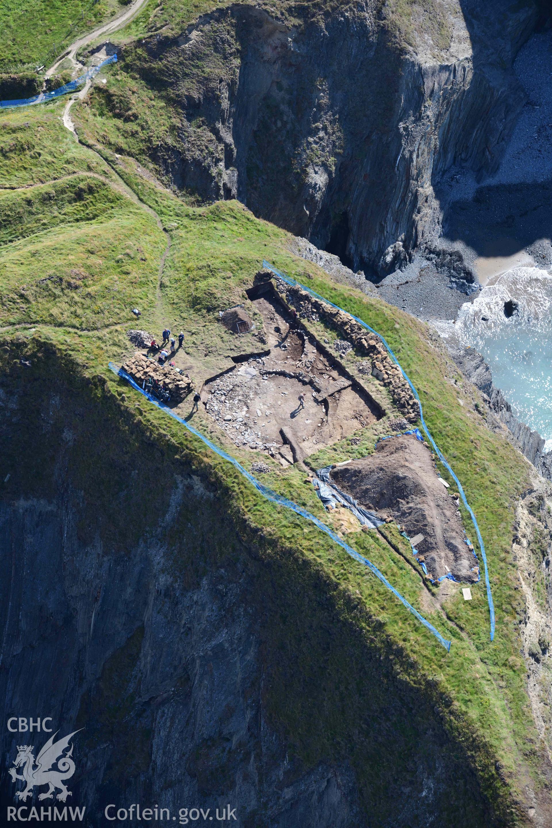 Porth y Rhaw coastal promontory fort. Excavations in progress by the Dyfed Archaeological Trust. Detail of circular temple structure. © Crown: CHERISH PROJECT 2017. Produced with EU funds through the Ireland Wales Co-operation Programme 2014-2023.