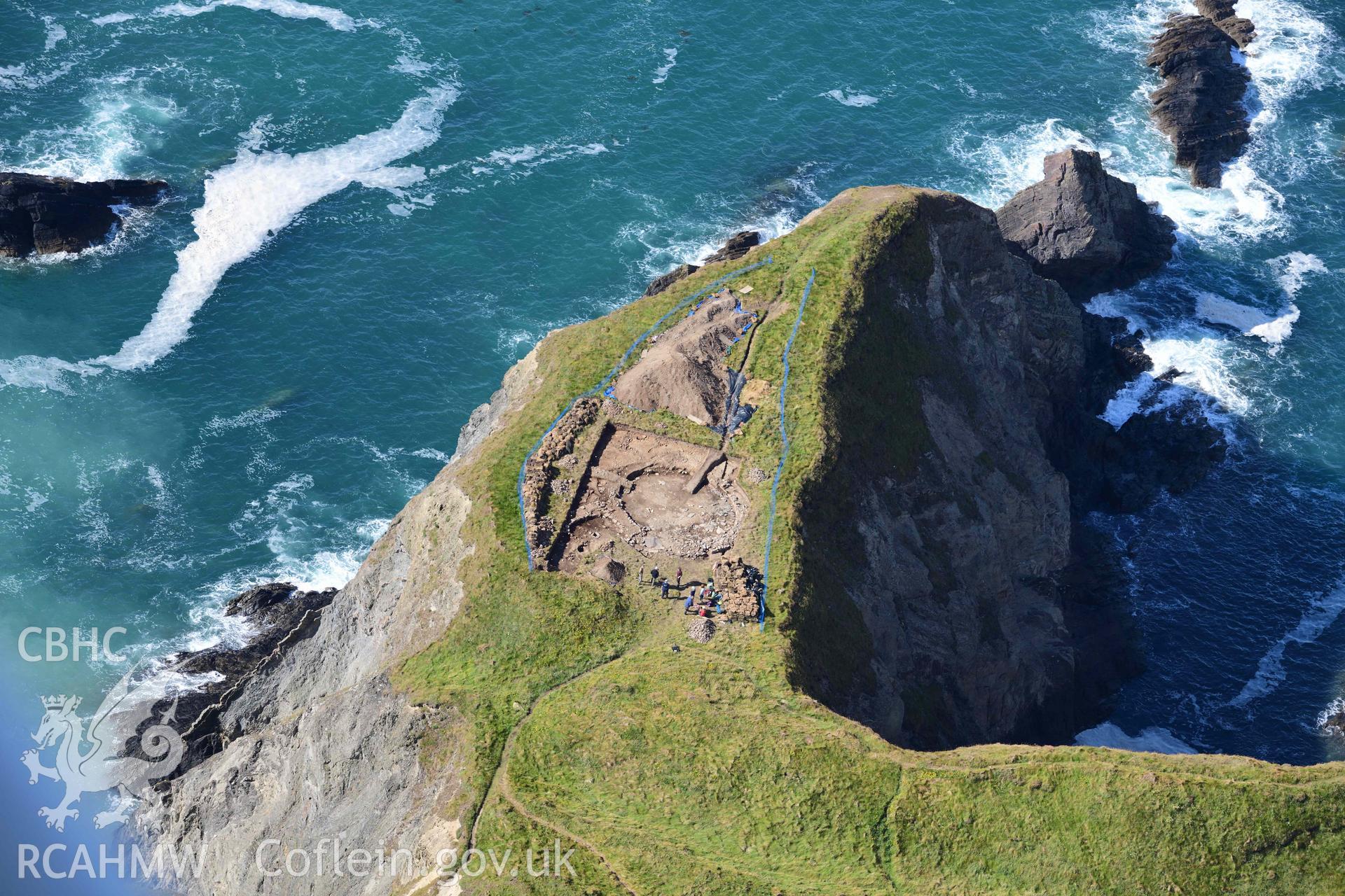 Porth y Rhaw coastal promontory fort. Excavations in progress by the Dyfed Archaeological Trust. Detail of circular temple structure. © Crown: CHERISH PROJECT 2017. Produced with EU funds through the Ireland Wales Co-operation Programme 2014-2023.