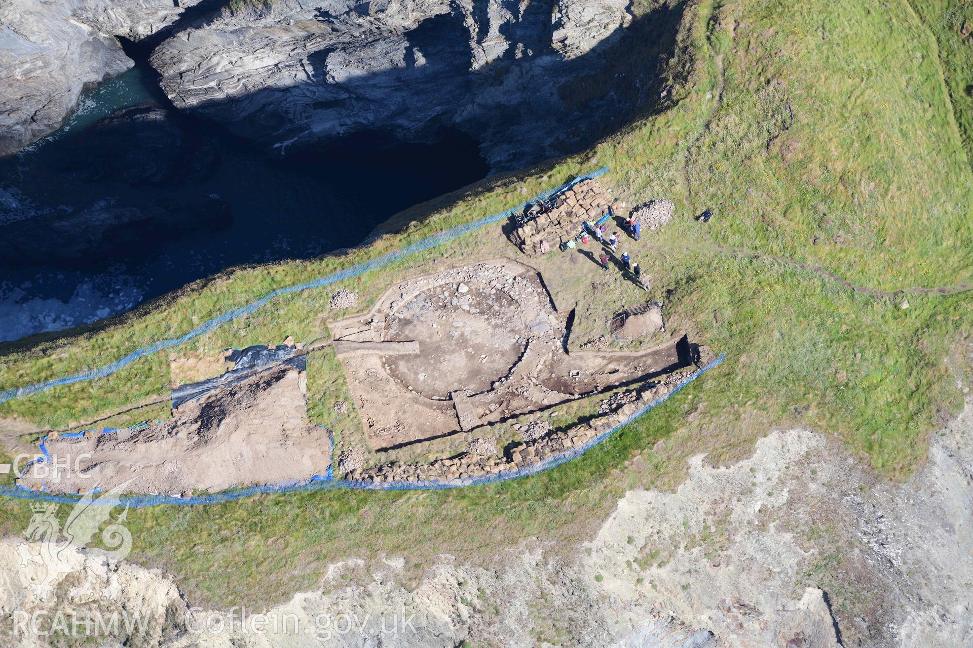 Porth y Rhaw coastal promontory fort. Excavations in progress by the Dyfed Archaeological Trust. Detail of circular temple structure. © Crown: CHERISH PROJECT 2017. Produced with EU funds through the Ireland Wales Co-operation Programme 2014-2023.