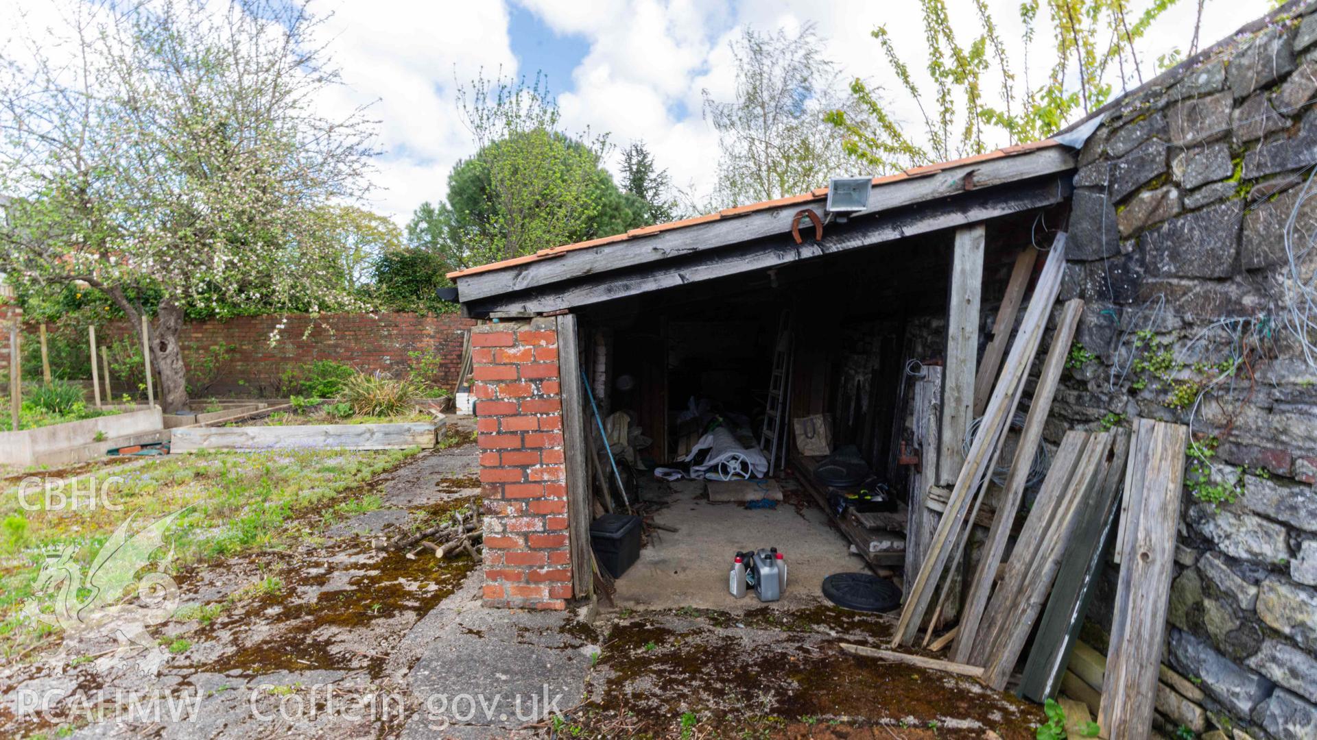 Lean-to shed