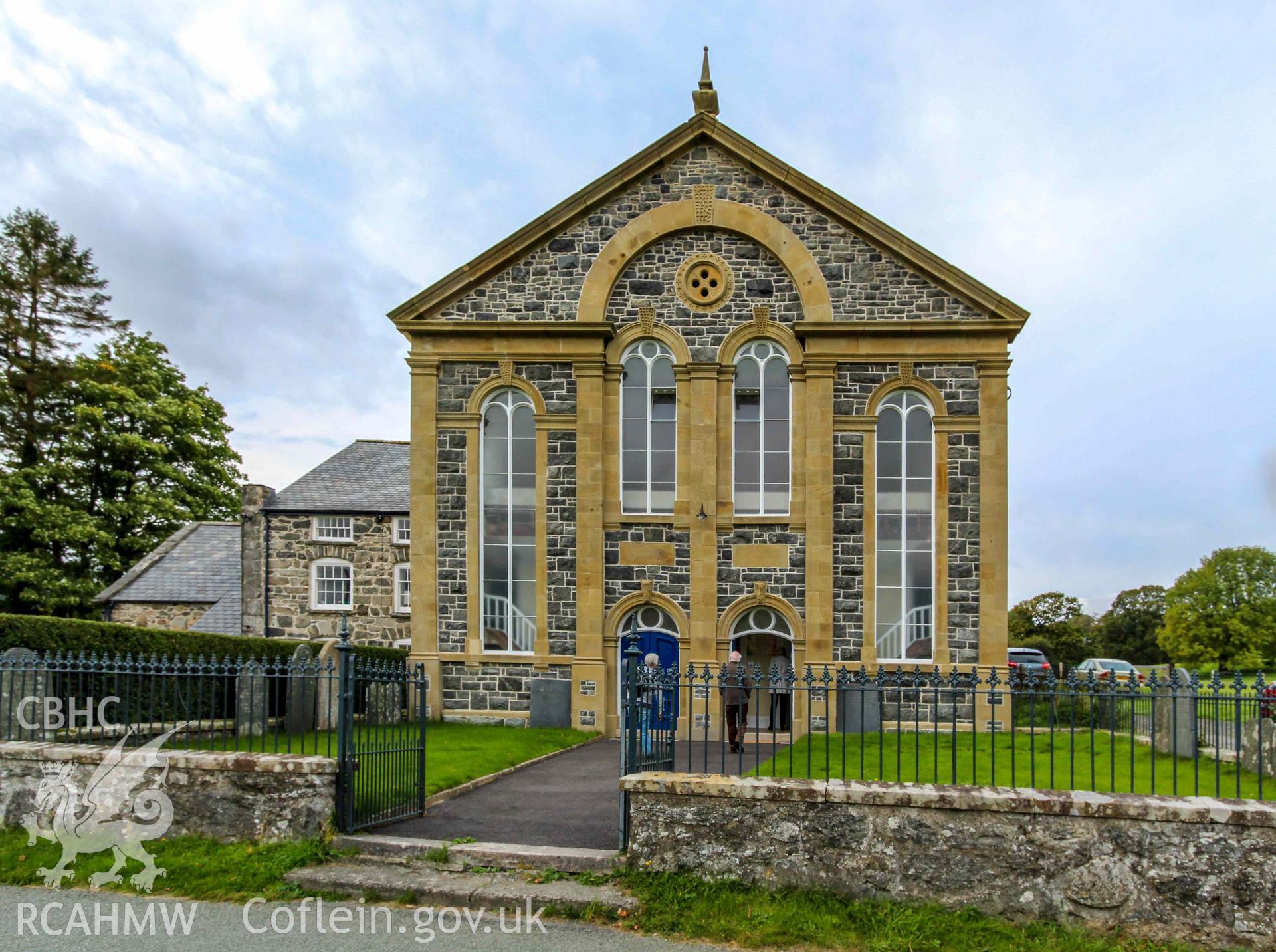 Hen Gapel - View of the front of the chapel, taken from South