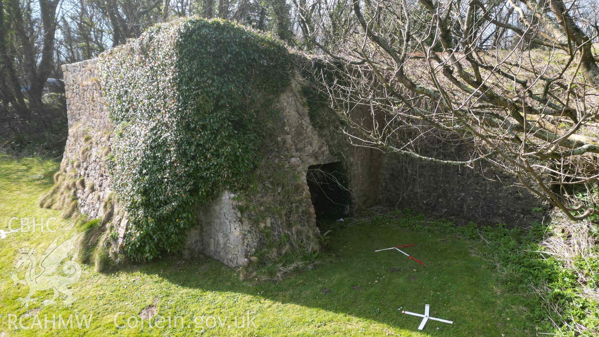 The northern side, and kiln-eye, of the lime kiln at Stackpole Quay, on 31/03/2025. Scales are 1m.