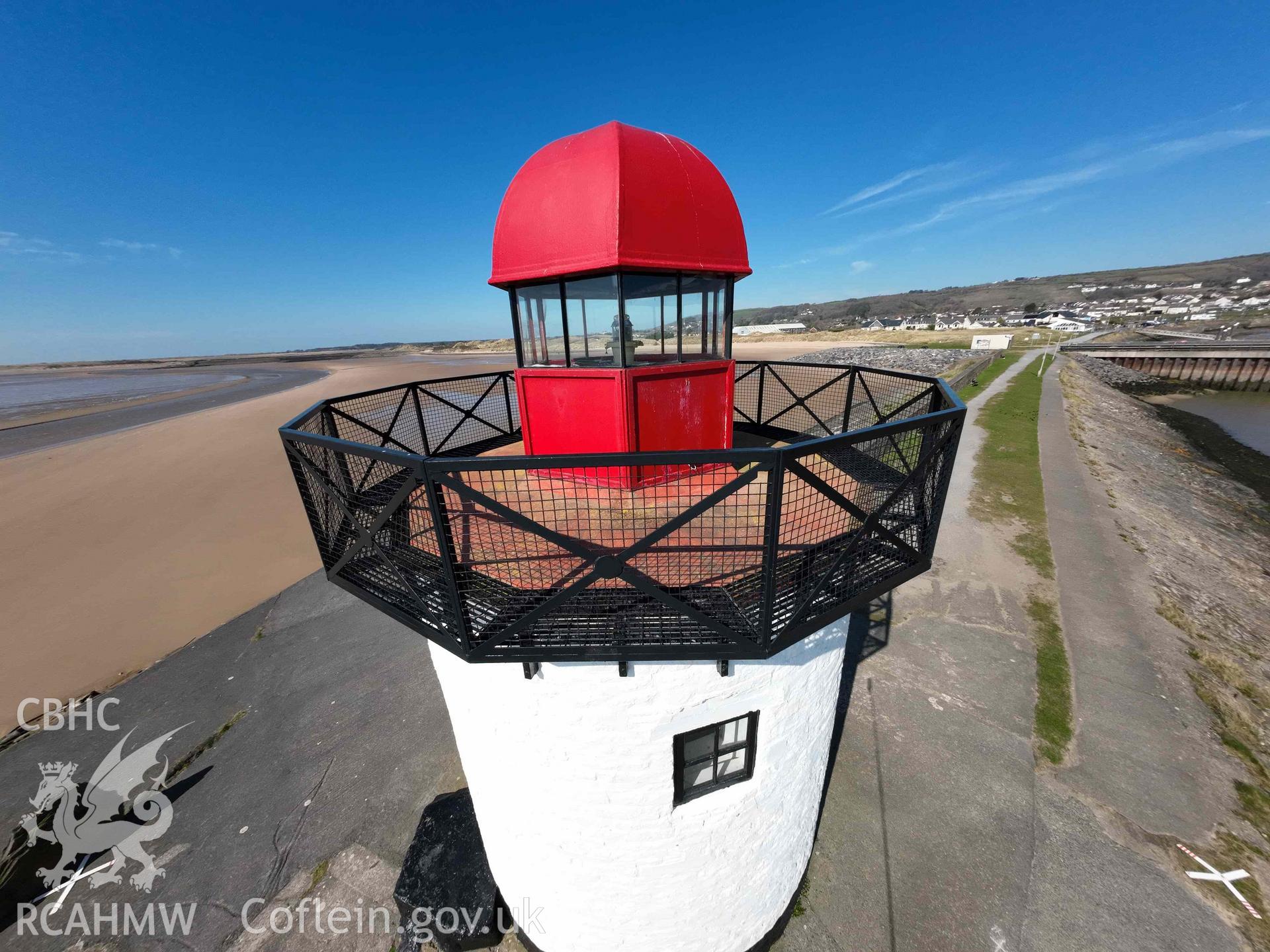 External view of the lantern of Burry Port Lighthouse, viewed from the south, at the level of the focal plane, on 01/04/2025.