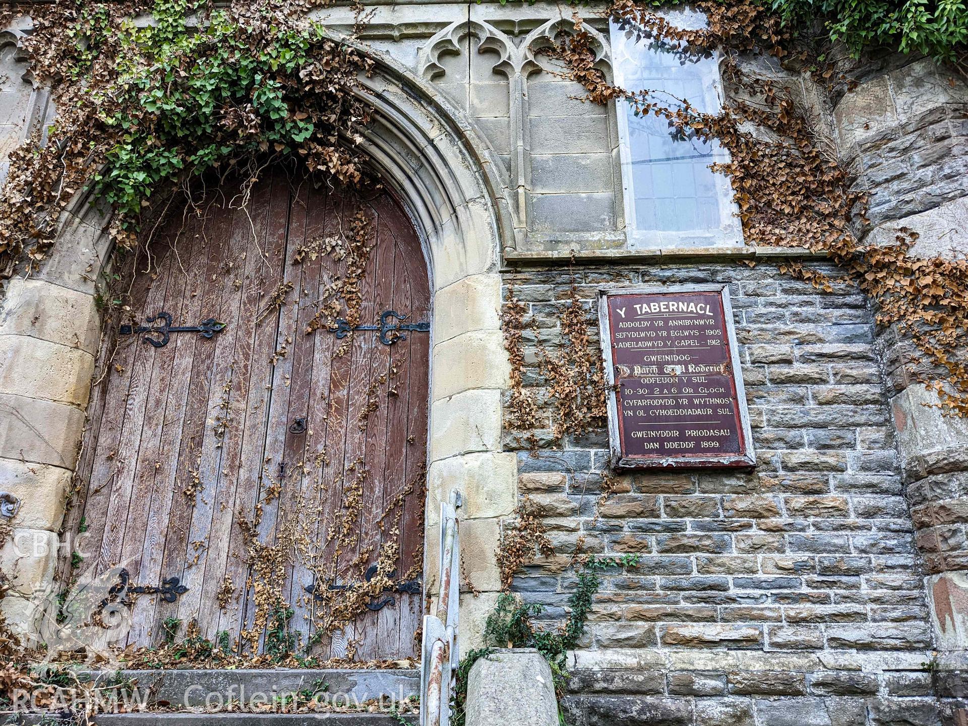 Main arched entrance and notice board 'Y Tabernacl: Addoldy yr Annibynwyr. Sefydlwyd yr Eglwys 1905. Adeiladwyd y Capel 1912'