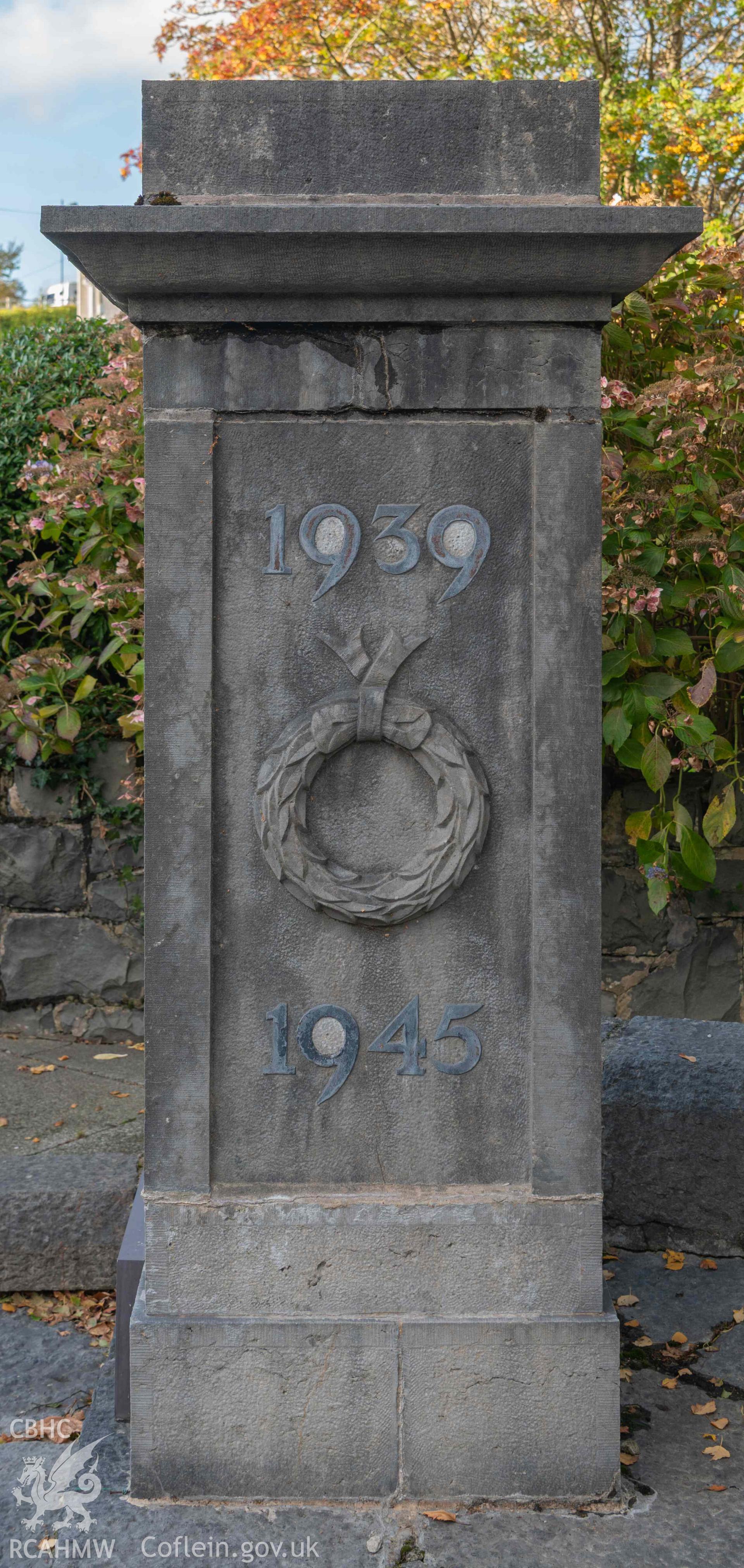 Bethesda War Memorial - Detailed view of the inward-facing panel of the plinth with the dates 1939 (above) and 1945 (below) either side of a carved wreath, taken from East