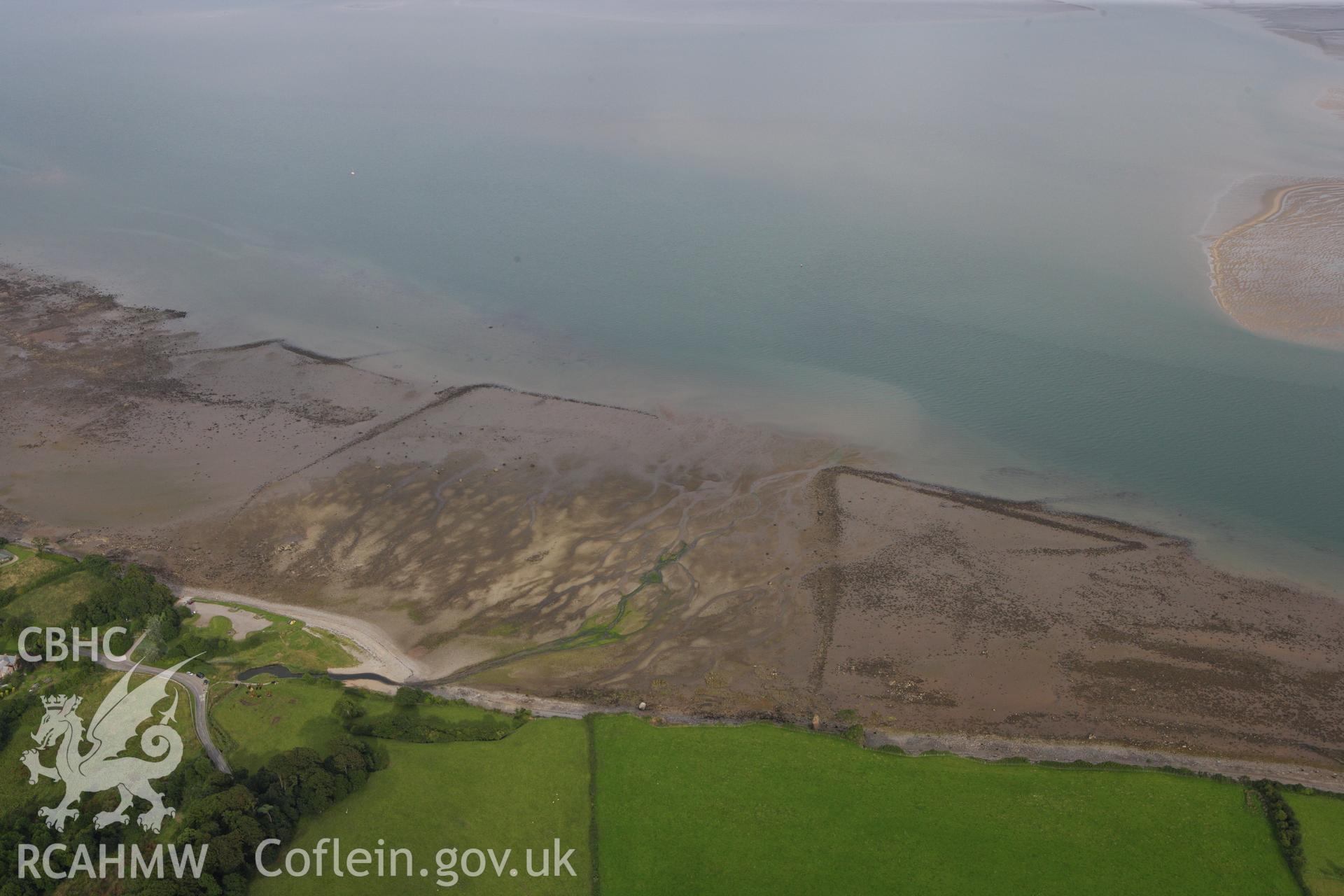 RCAHMW colour oblique aerial photograph of fish traps at Lleniog, southeast  of Llangoed. Taken on 06 August 2009 by Toby Driver