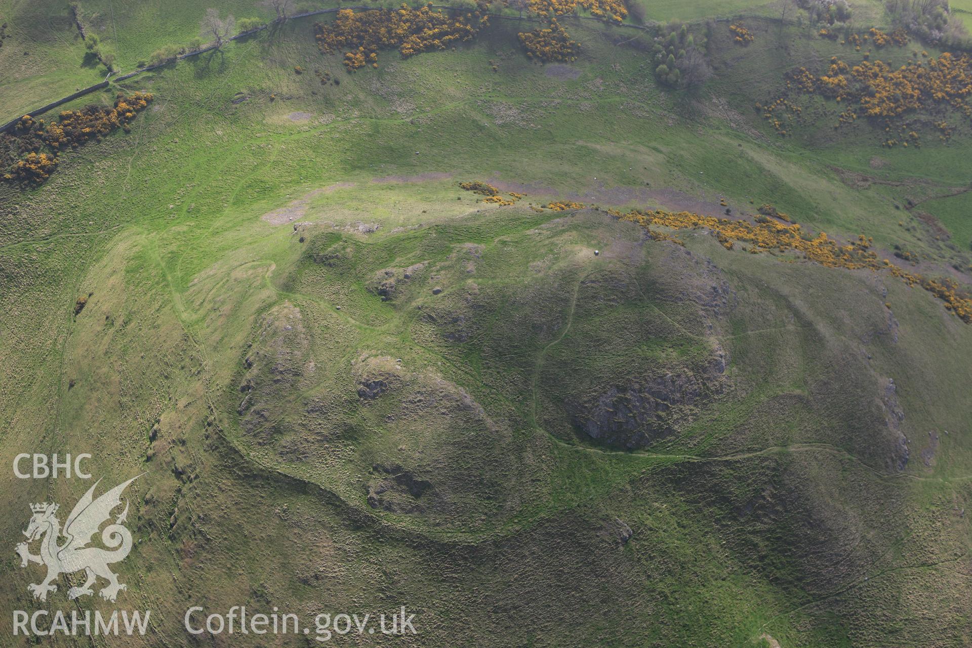 RCAHMW colour oblique aerial photograph of Roundton Enclosure. Taken on 21 April 2009 by Toby Driver
