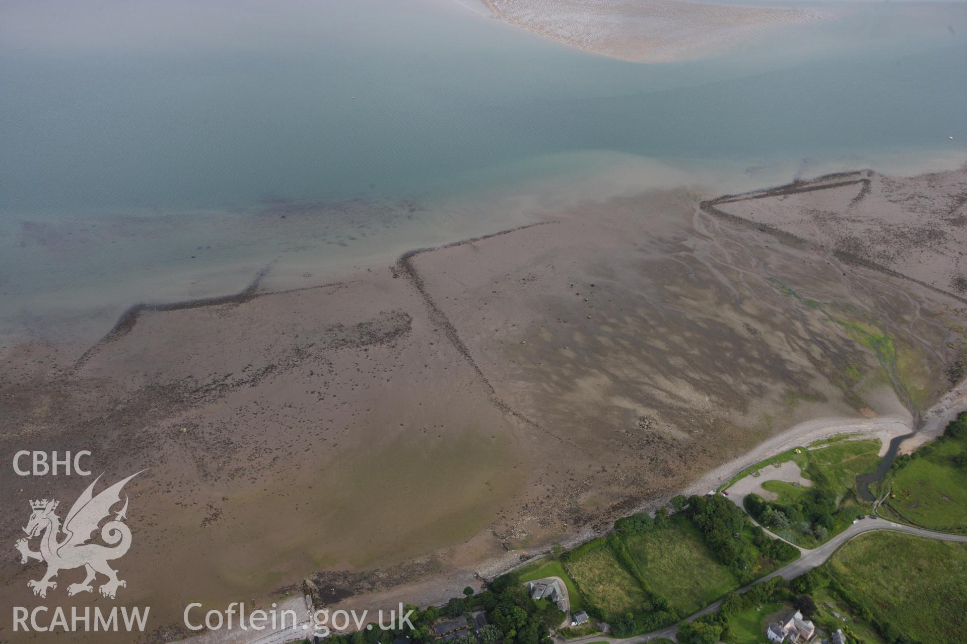 RCAHMW colour oblique aerial photograph of fish traps at Lleniog, southeast  of Llangoed. Taken on 06 August 2009 by Toby Driver