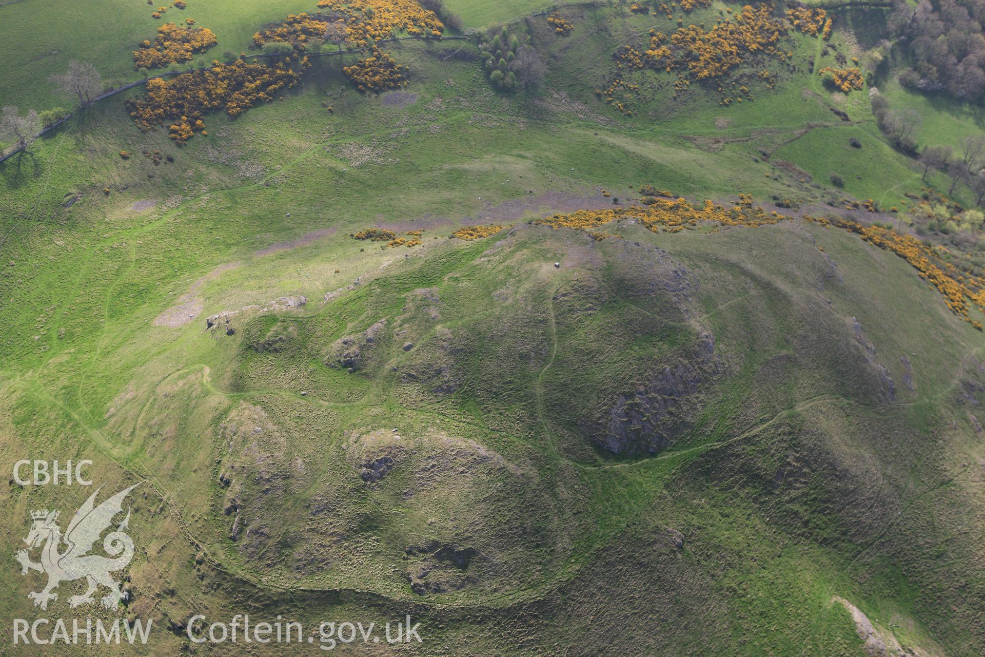 RCAHMW colour oblique aerial photograph of Roundton Enclosure. Taken on 21 April 2009 by Toby Driver
