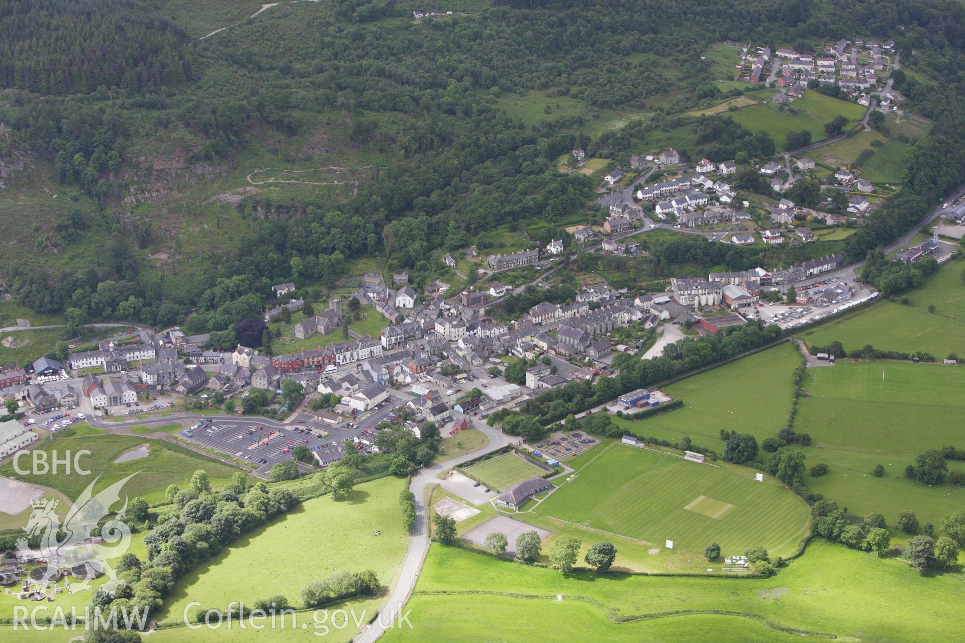 RCAHMW colour oblique photograph of  View of the town of Corwen. Taken by Toby Driver on 19/06/2009.